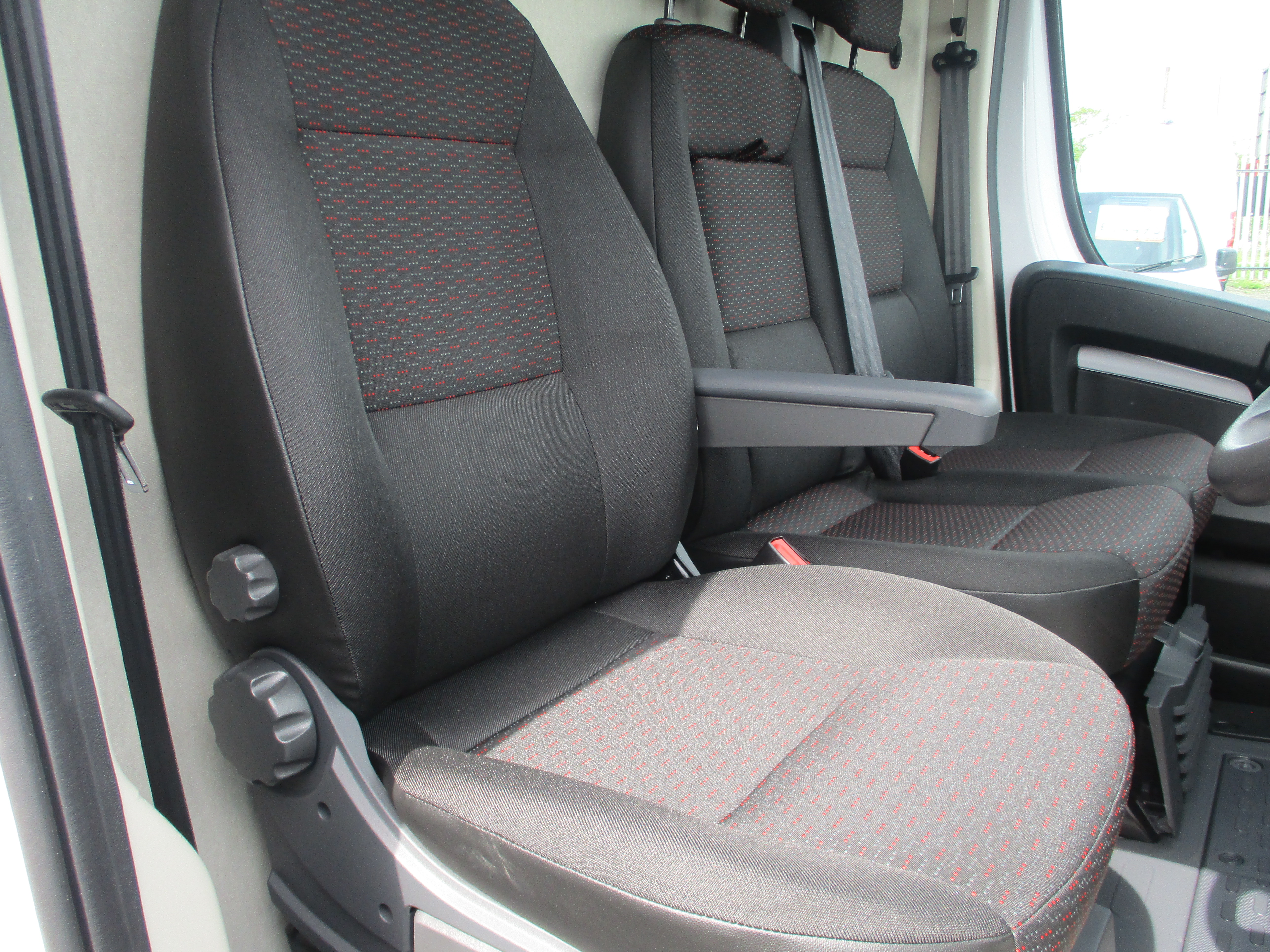 Peugeot Boxer 335 L2H2 140PS Professional Panel Van