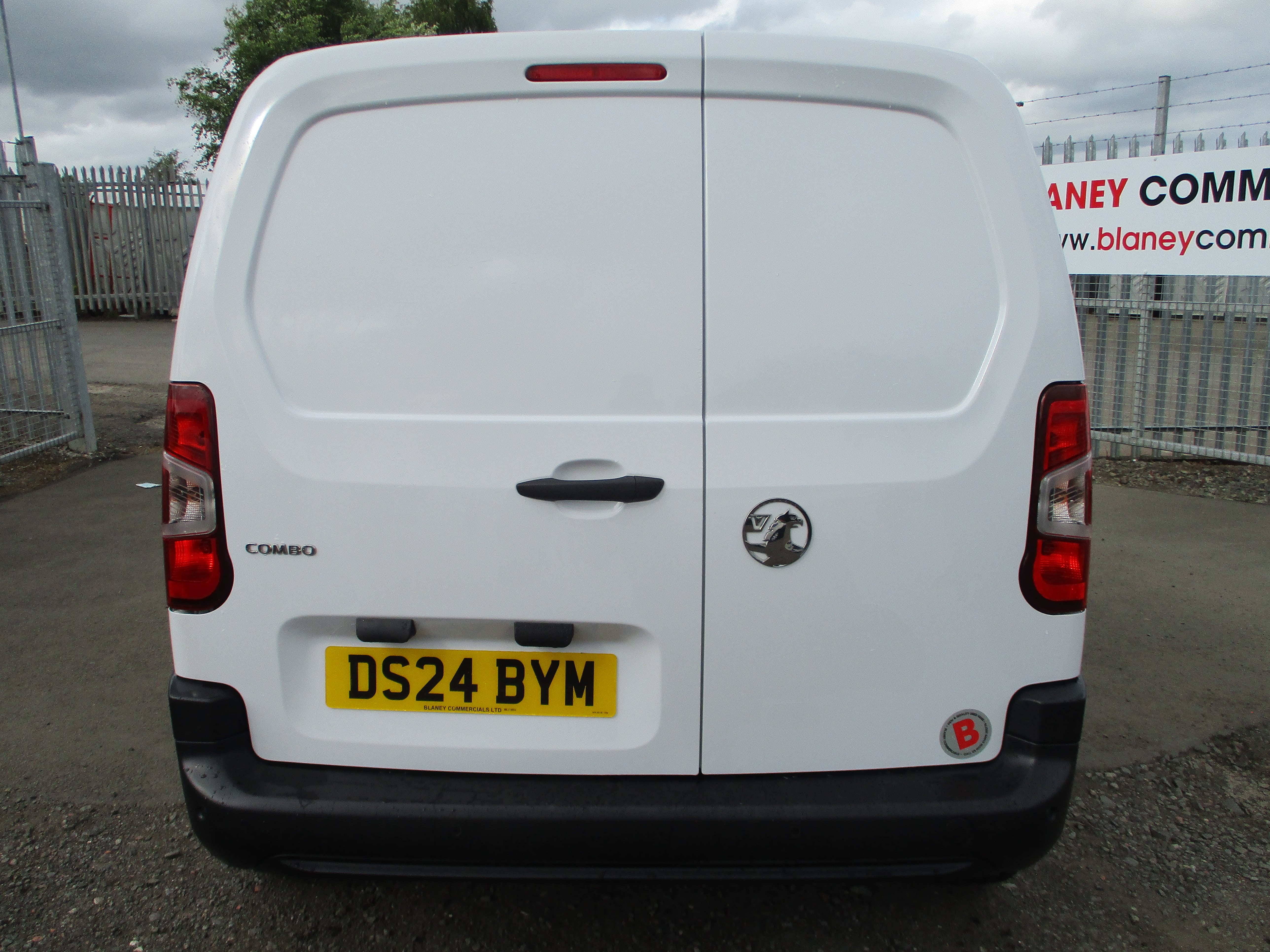Vauxhall Combo Cargo 1.5TD 100PS Prime Van with NICE SPEC