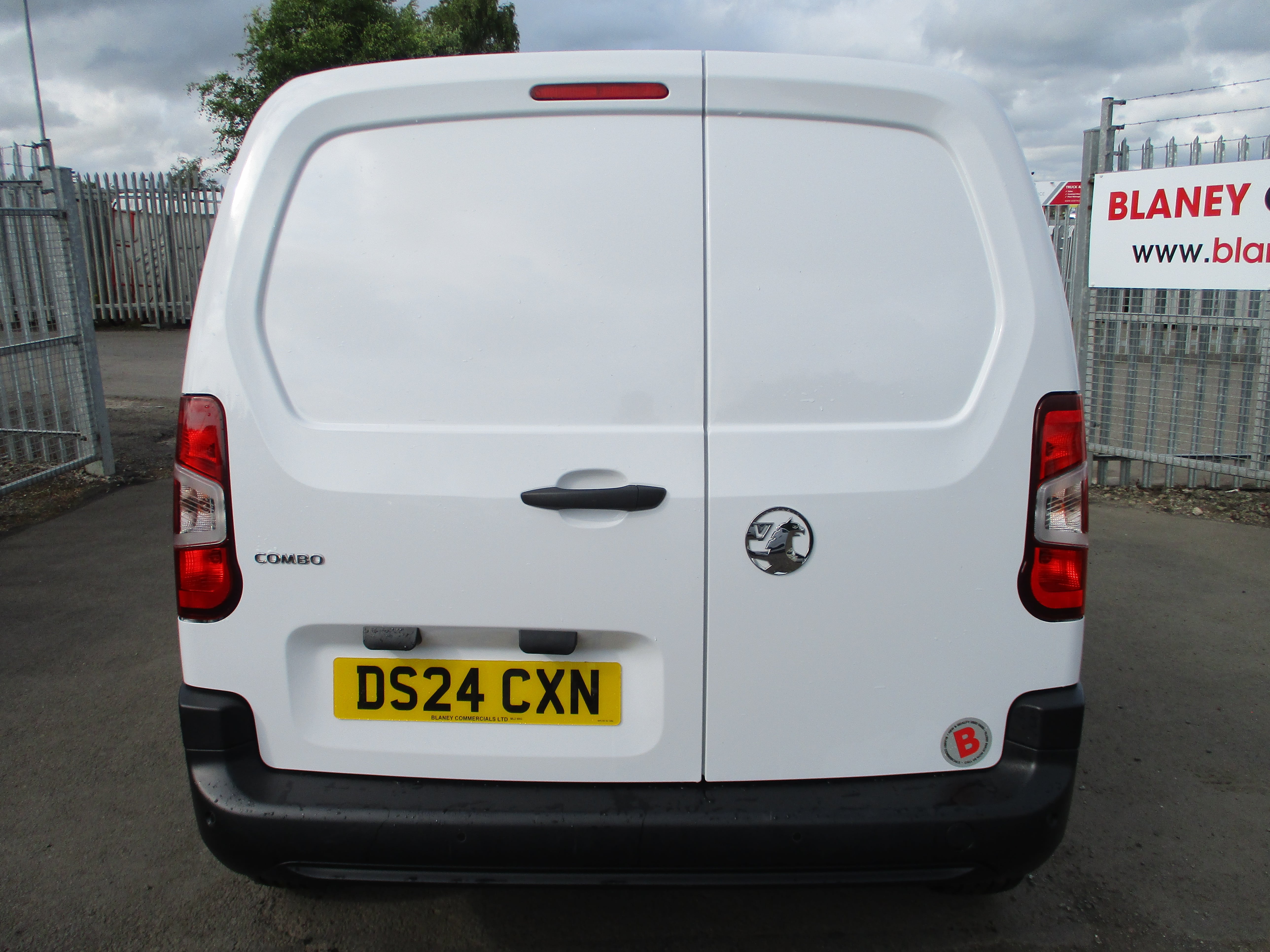 Vauxhall Combo Cargo 1.5TD 100PS Prime Van with NICE SPEC