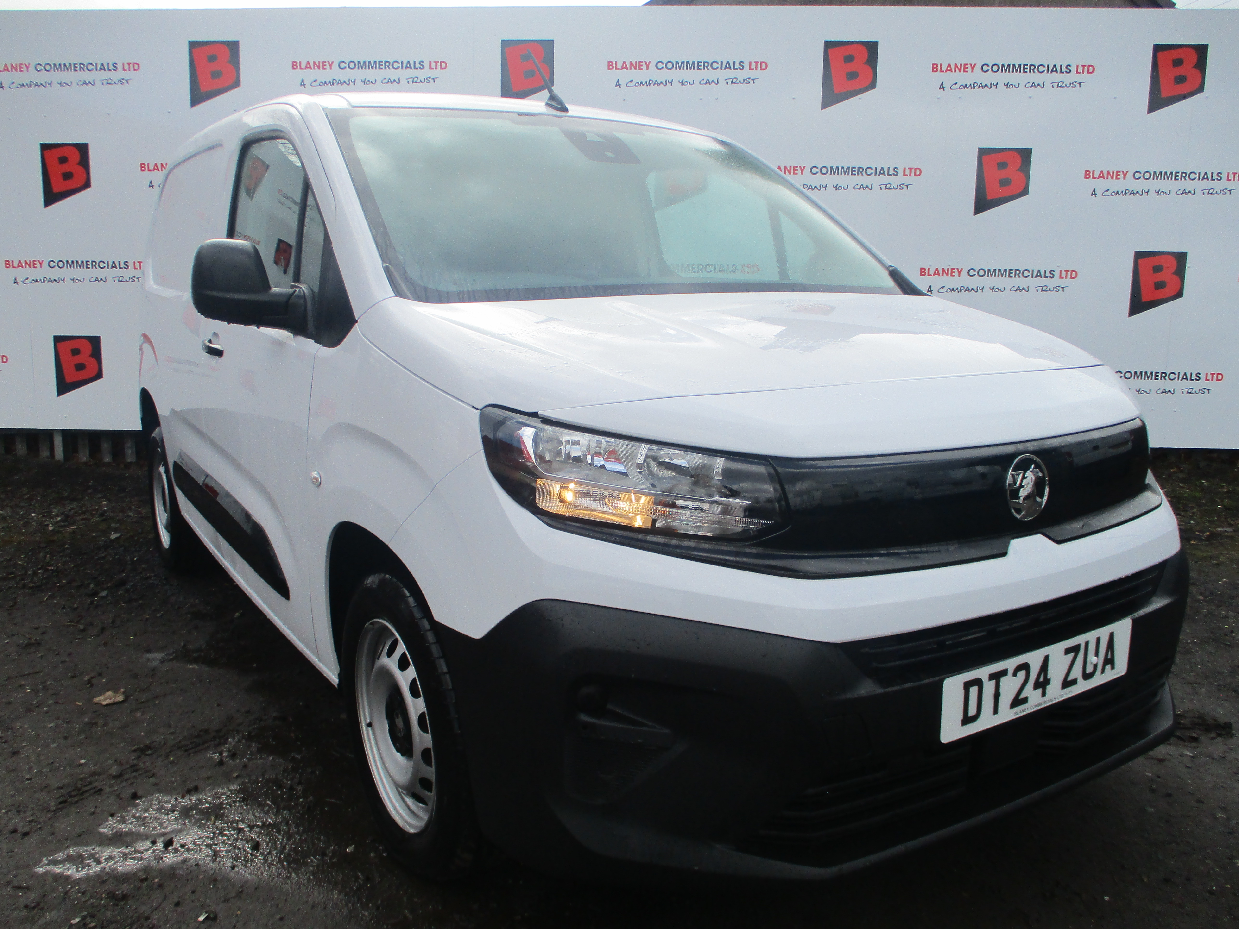 Vauxhall Combo Cargo 1.5TD 100PS Prime Van with NICE SPEC (COVERED ONLY 900 miles!)
