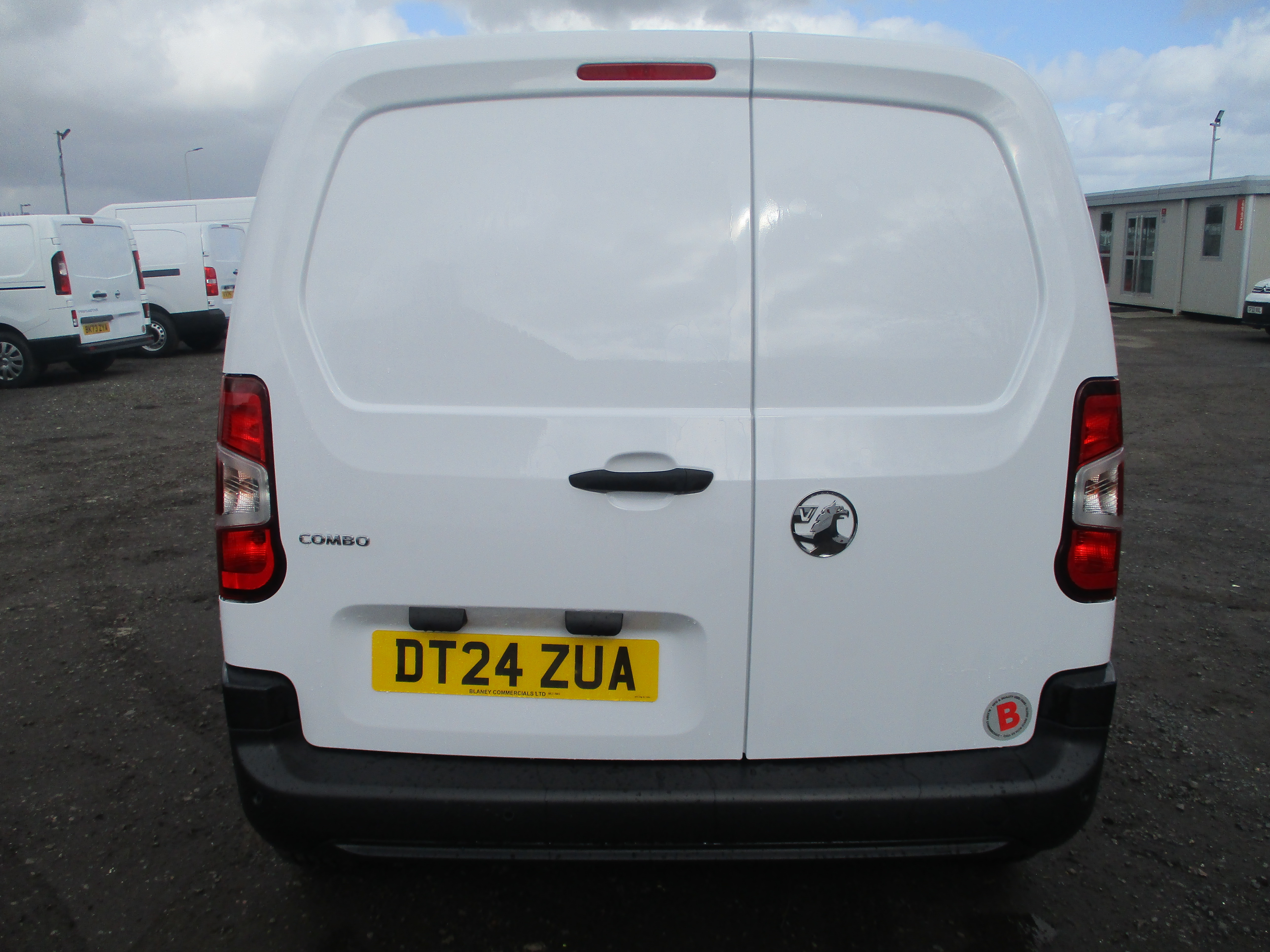 Vauxhall Combo Cargo 1.5TD 100PS Prime Van with NICE SPEC (COVERED ONLY 900 miles!)