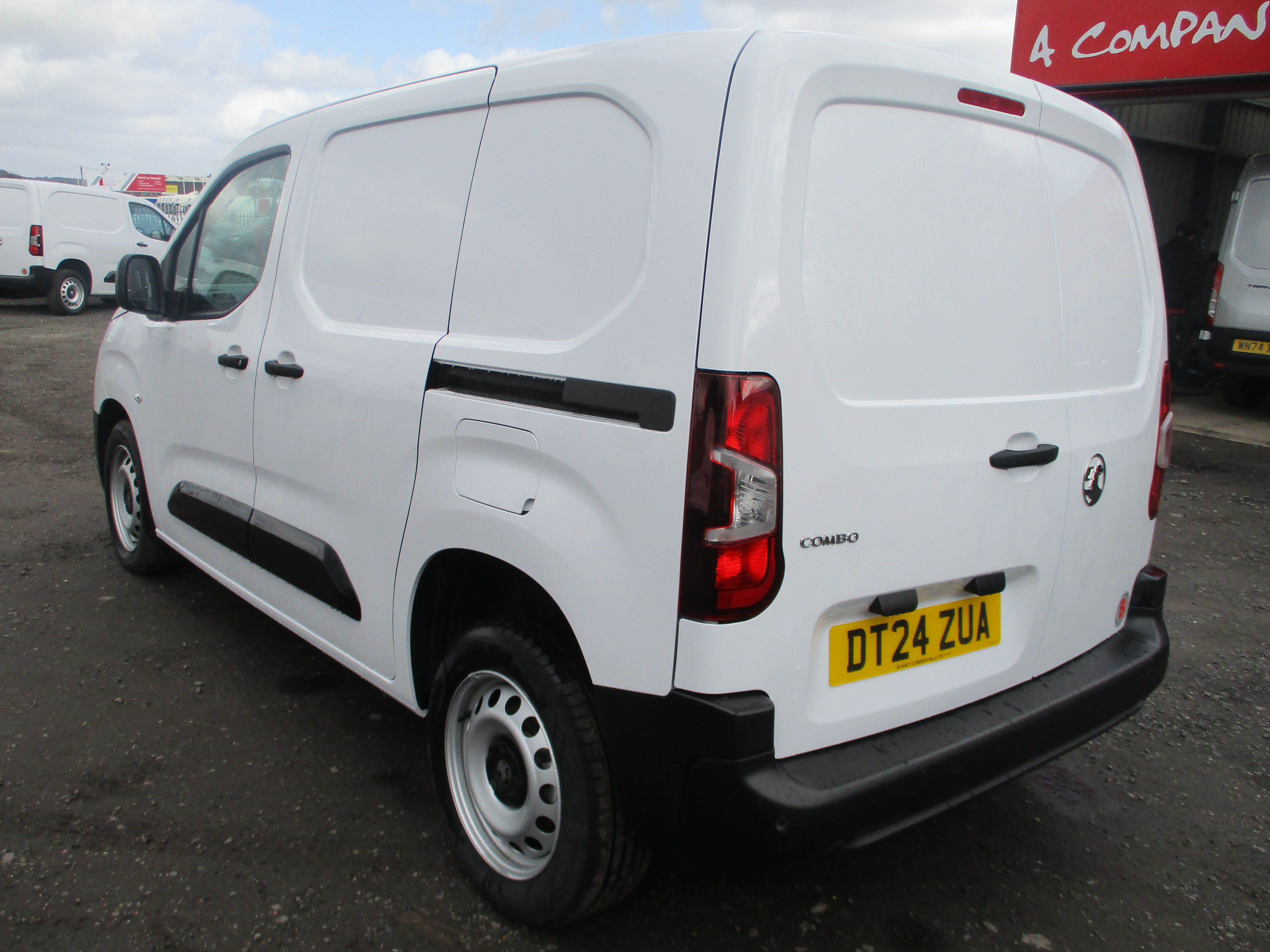 Vauxhall Combo Cargo 1.5TD 100PS Prime Van with NICE SPEC (COVERED ONLY 900 miles!)