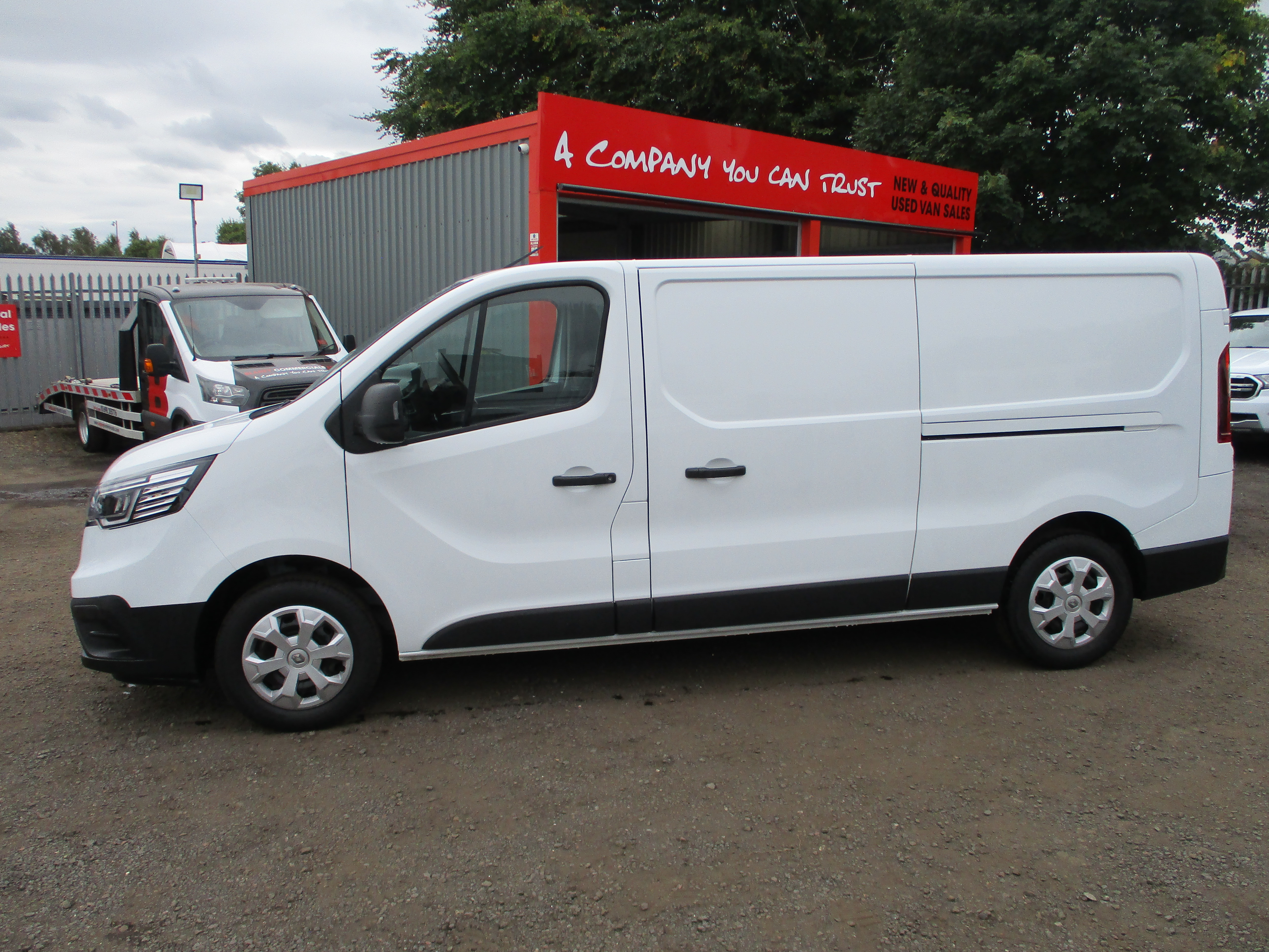 Renault Trafic LL30 BluedCi 130PS Business + Panel Van ( NICE SPEC INCLUDING AIR CON)