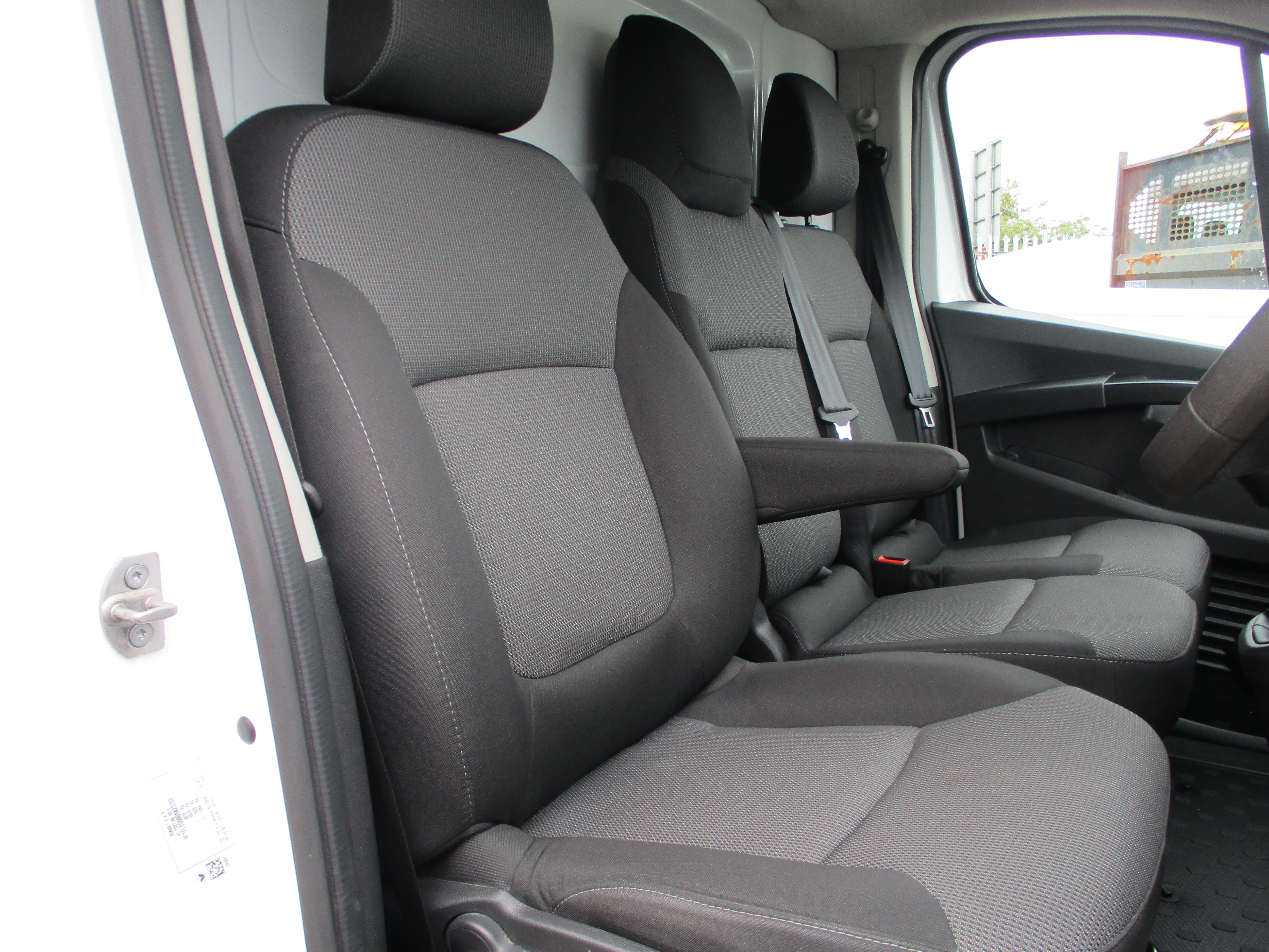 Renault Trafic LL30 BluedCi 130PS Business + Panel Van ( NICE SPEC INCLUDING AIR CON)