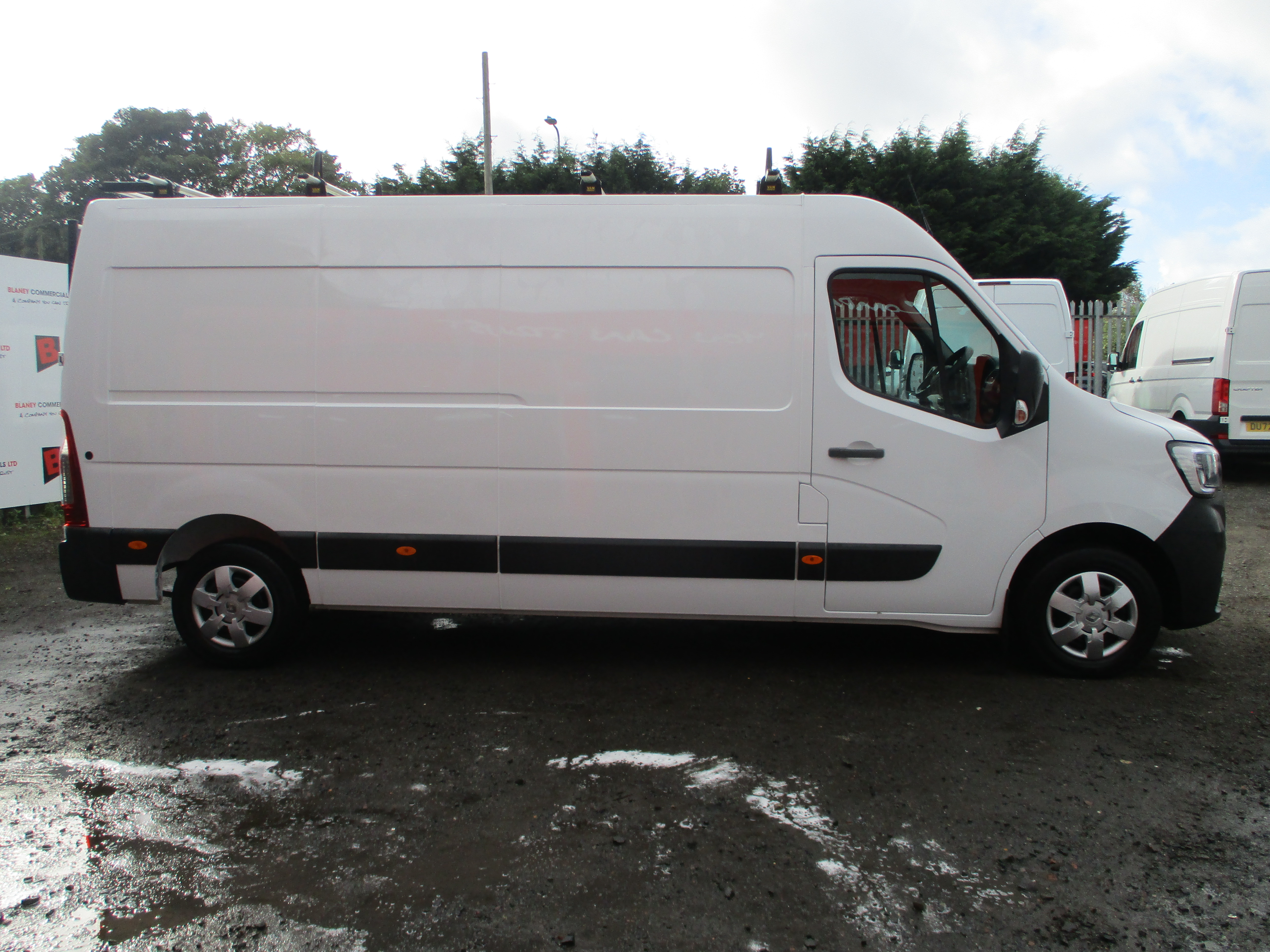 Renault Master LM35 dci 135PS Business + Panel Van with 4 Bar Roof Rack, Roller & Rear Ladder