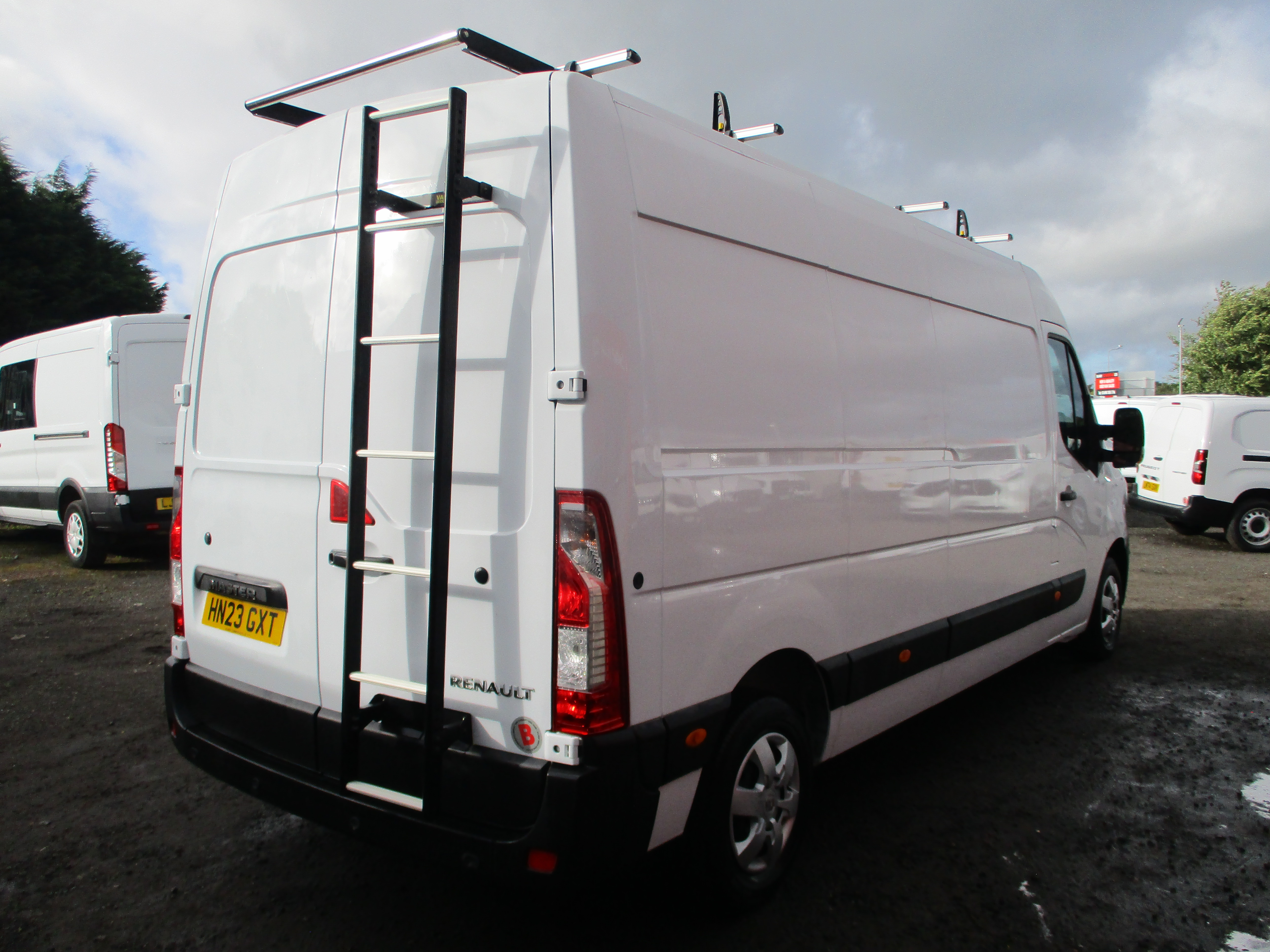 Renault Master LM35 dci 135PS Business + Panel Van with 4 Bar Roof Rack, Roller & Rear Ladder