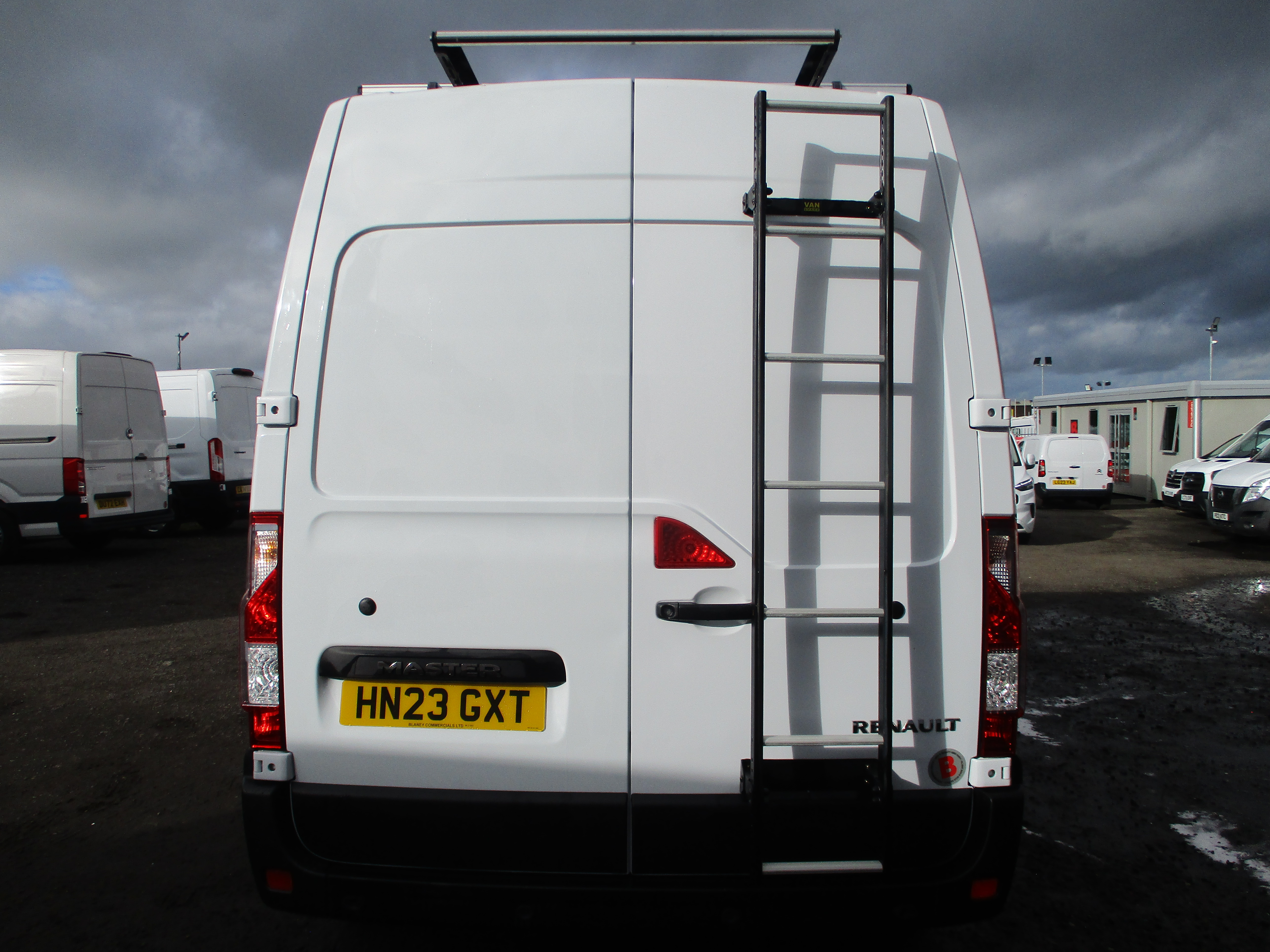 Renault Master LM35 dci 135PS Business + Panel Van with 4 Bar Roof Rack, Roller & Rear Ladder