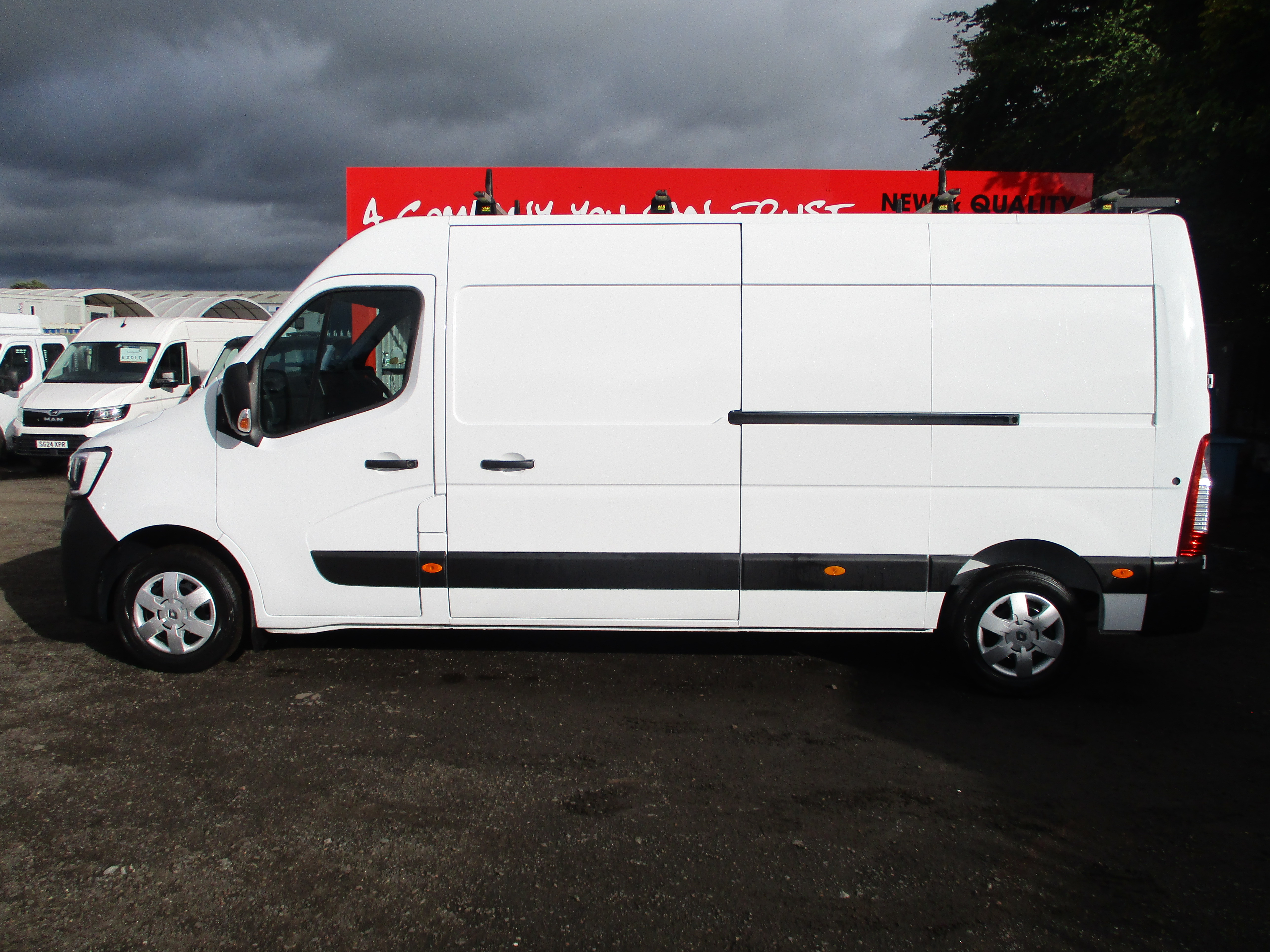 Renault Master LM35 dci 135PS Business + Panel Van with 4 Bar Roof Rack, Roller & Rear Ladder