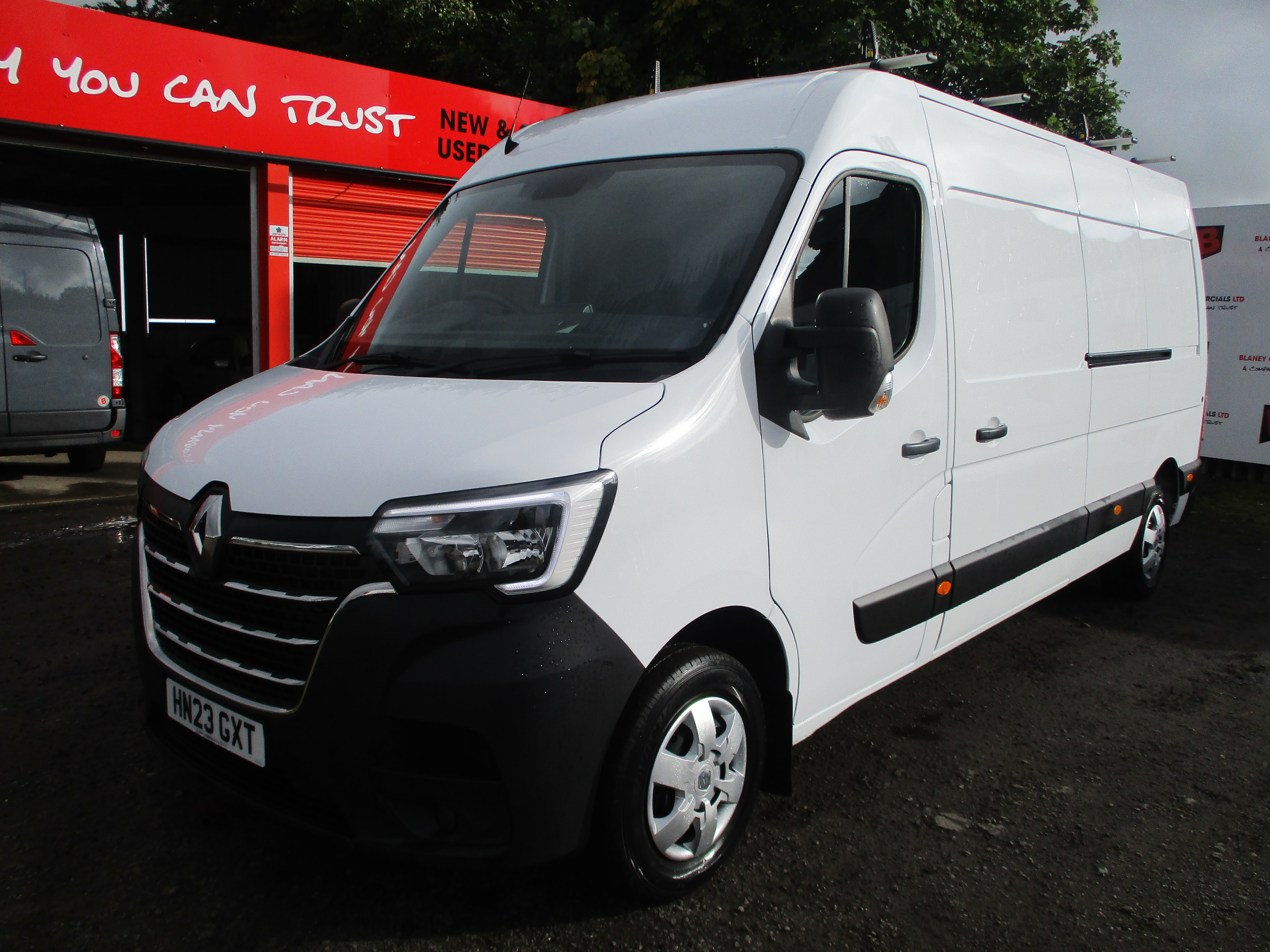 Renault Master LM35 dci 135PS Business + Panel Van with 4 Bar Roof Rack, Roller & Rear Ladder