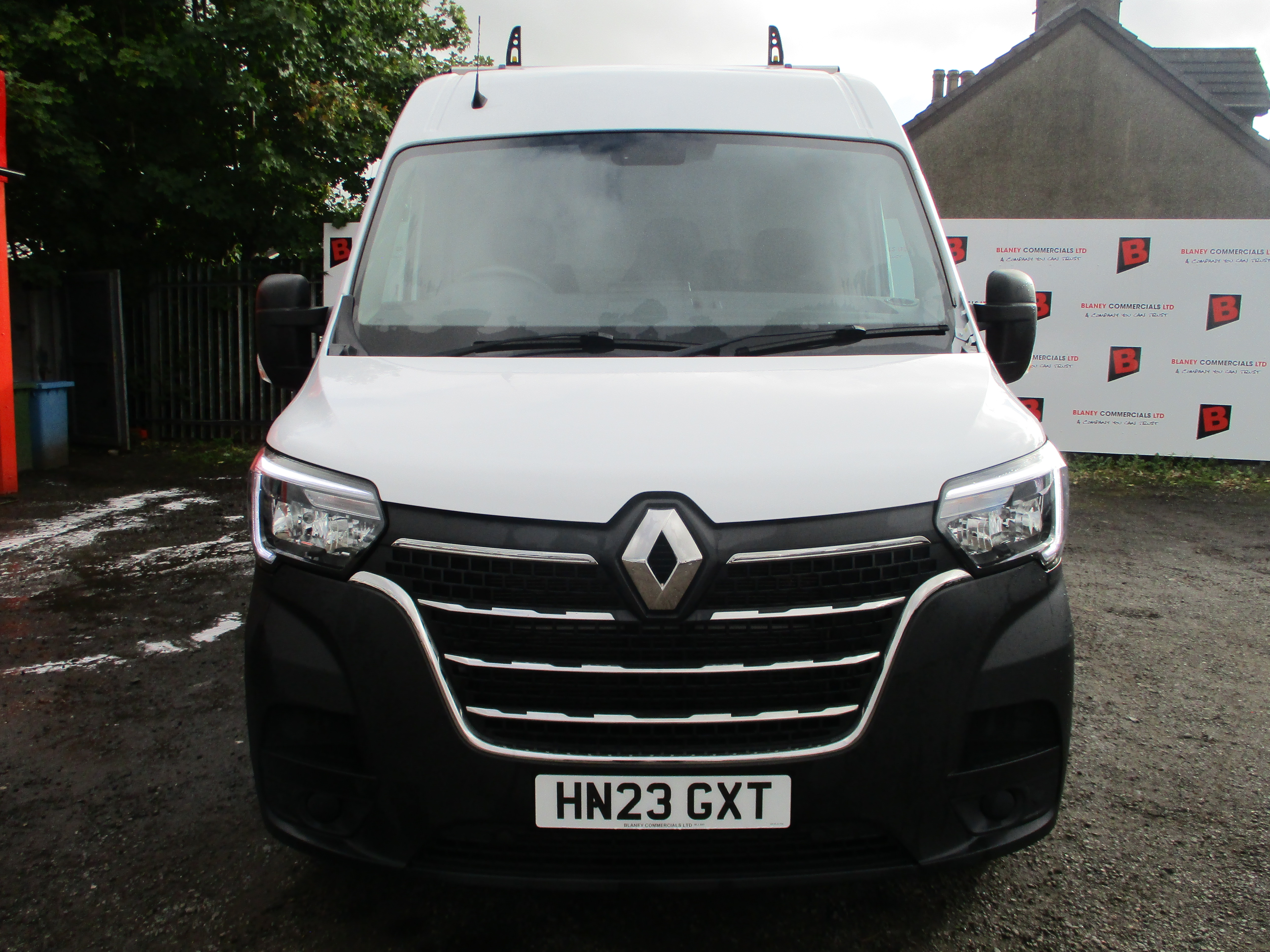 Renault Master LM35 dci 135PS Business + Panel Van with 4 Bar Roof Rack, Roller & Rear Ladder