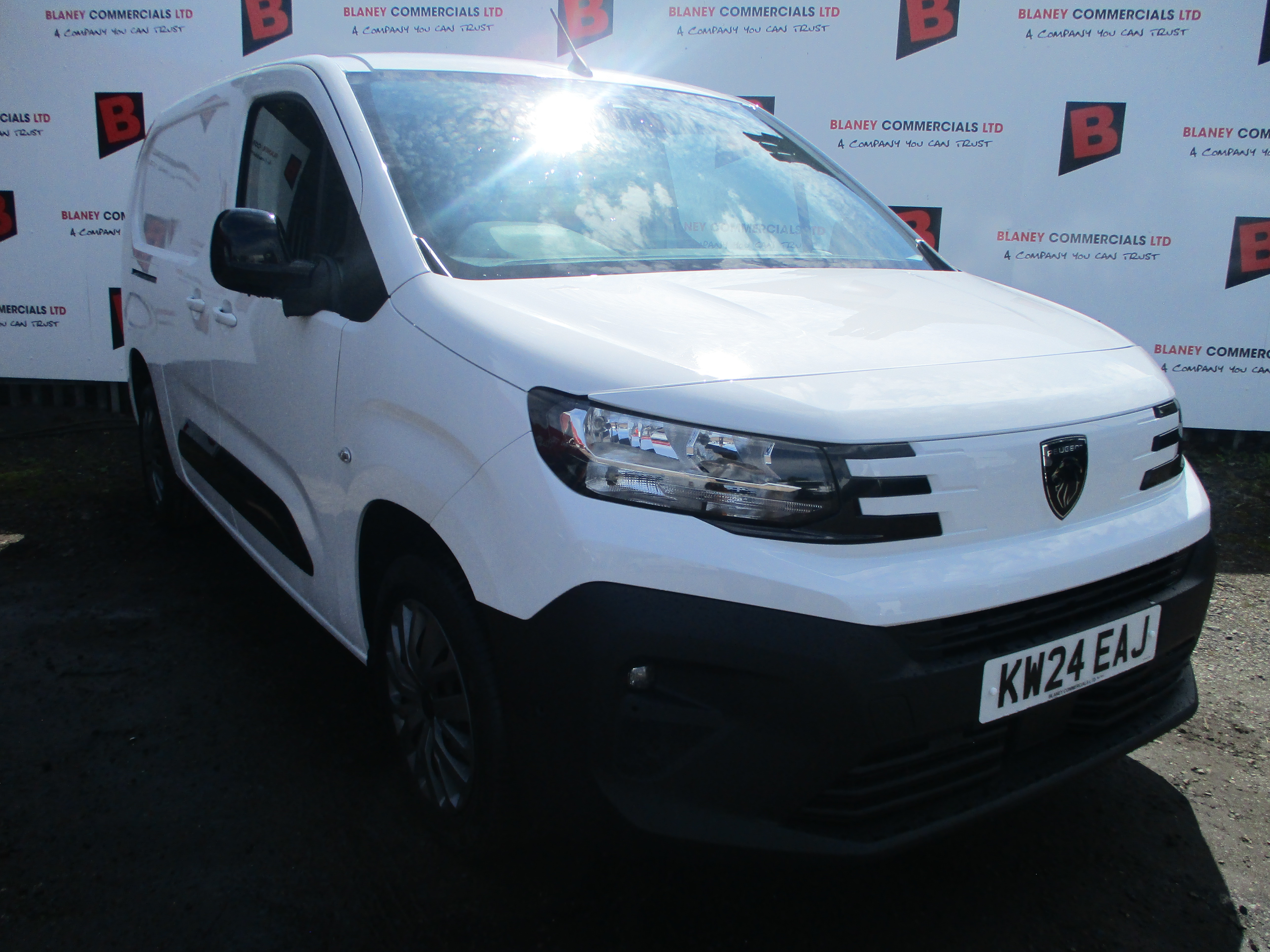 Peugeot Partner L2 (LWB) 1.5 BlueHDi 100PS Asphalt (ONLY 11,300 MILES FROM NEW)