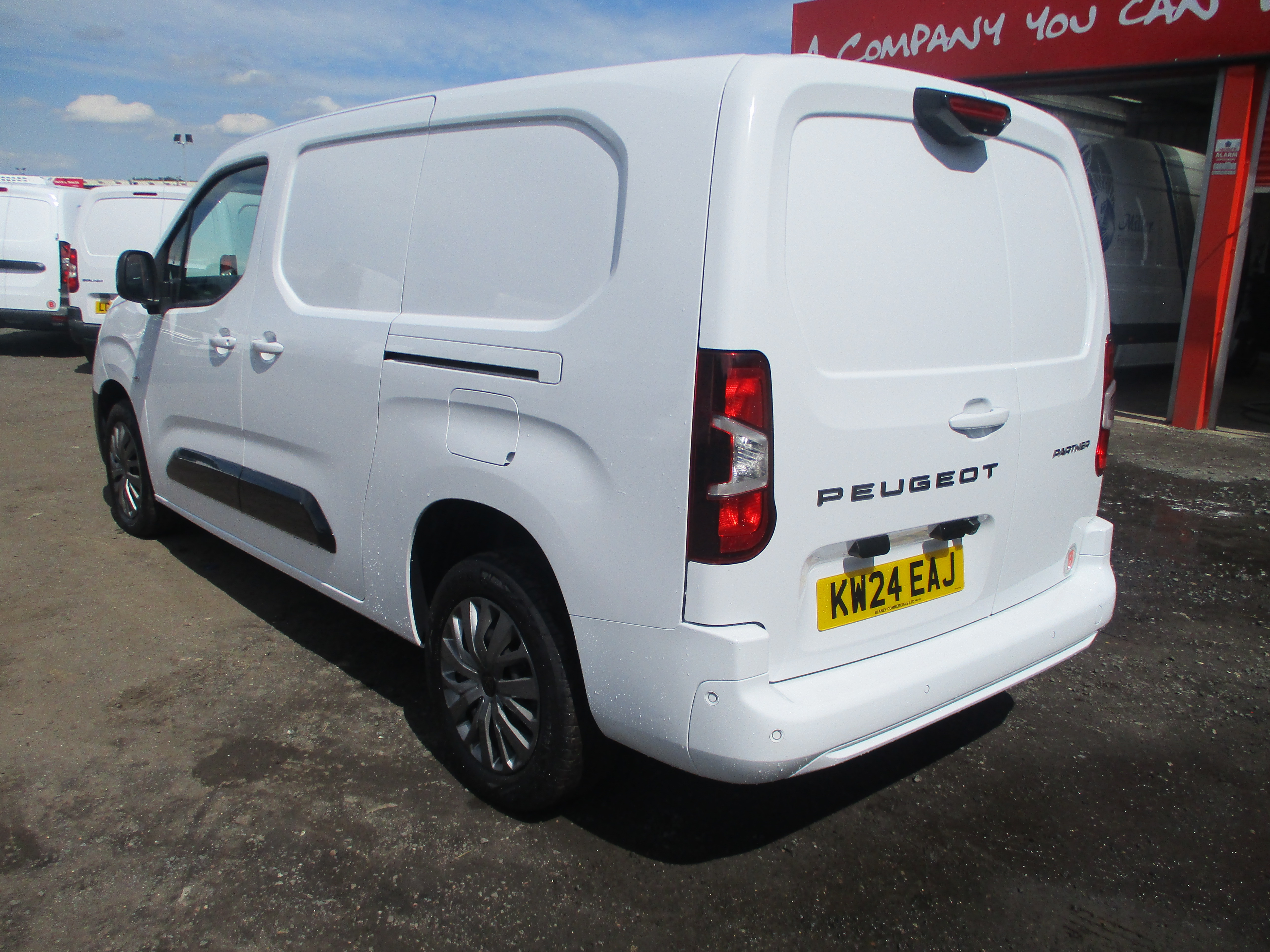 Peugeot Partner L2 (LWB) 1.5 BlueHDi 100PS Asphalt (ONLY 11,300 MILES FROM NEW)