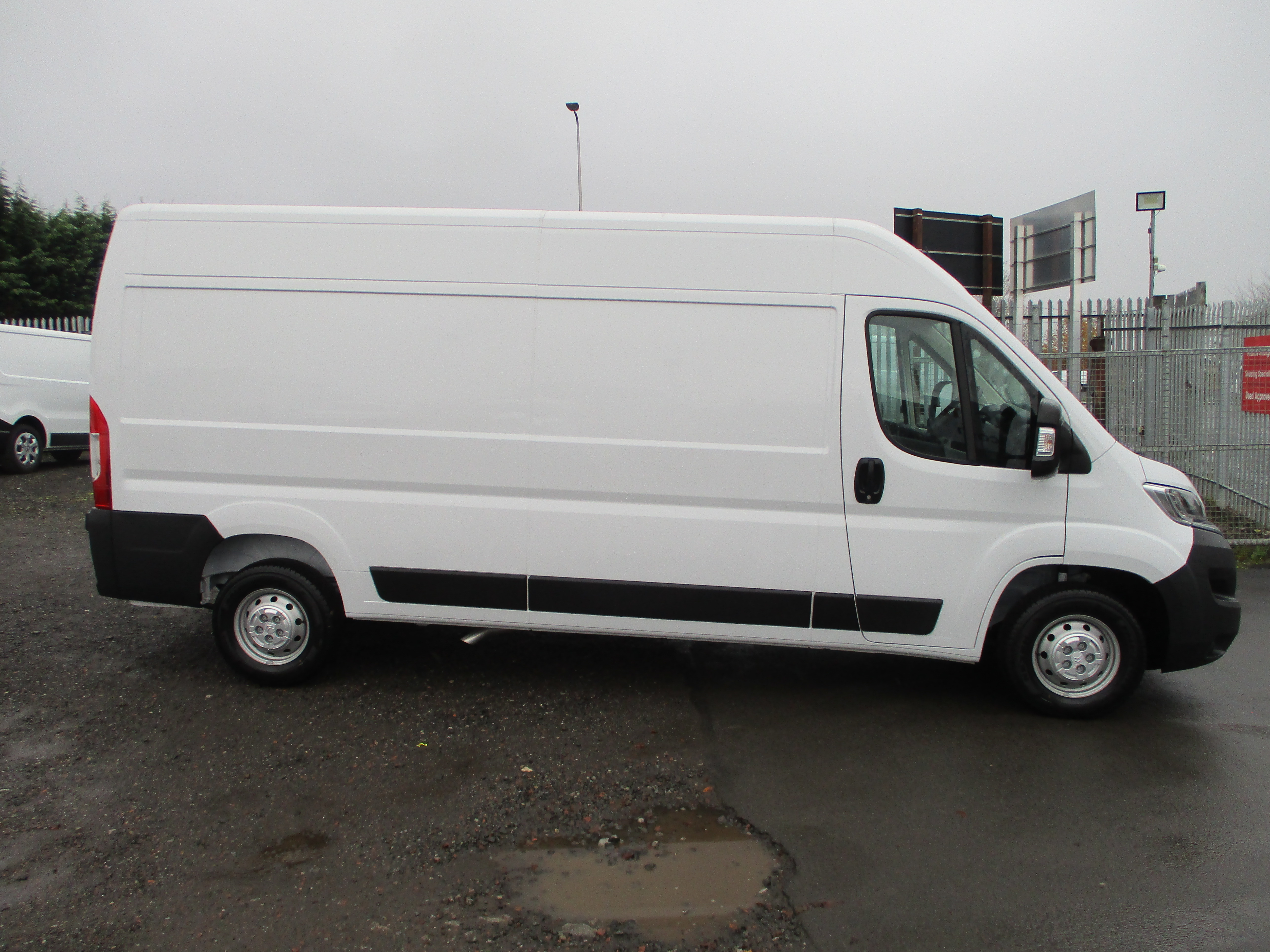 Citreon Relay 35 2.2 BlueHDi 140PS L3H2 LWB Medium Roof Enterprise Edition  (Pre Reg Van with Delivery Miles)
