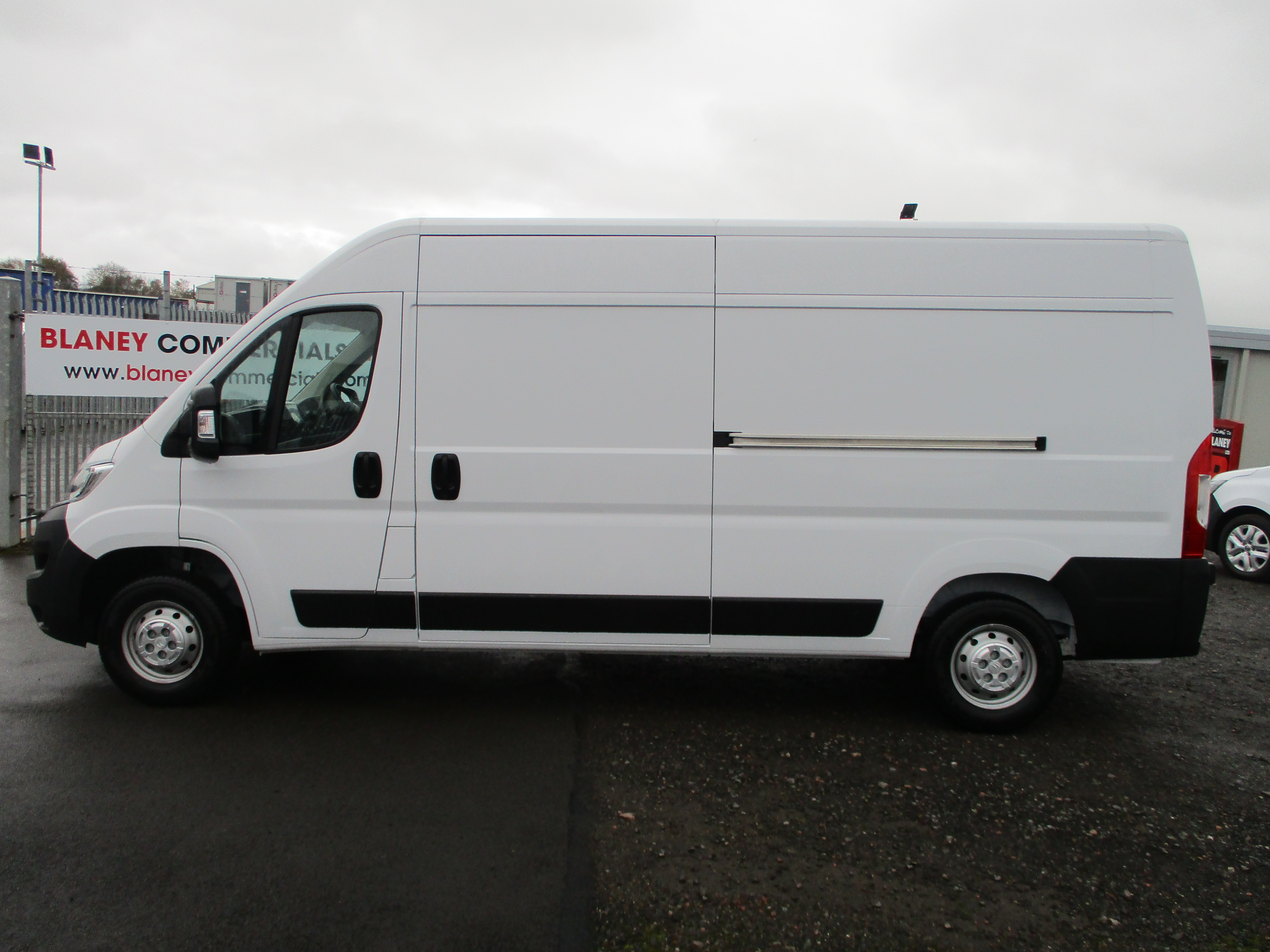 Citreon Relay 35 2.2 BlueHDi 140PS L3H2 LWB Medium Roof Enterprise Edition  (Pre Reg Van with Delivery Miles)