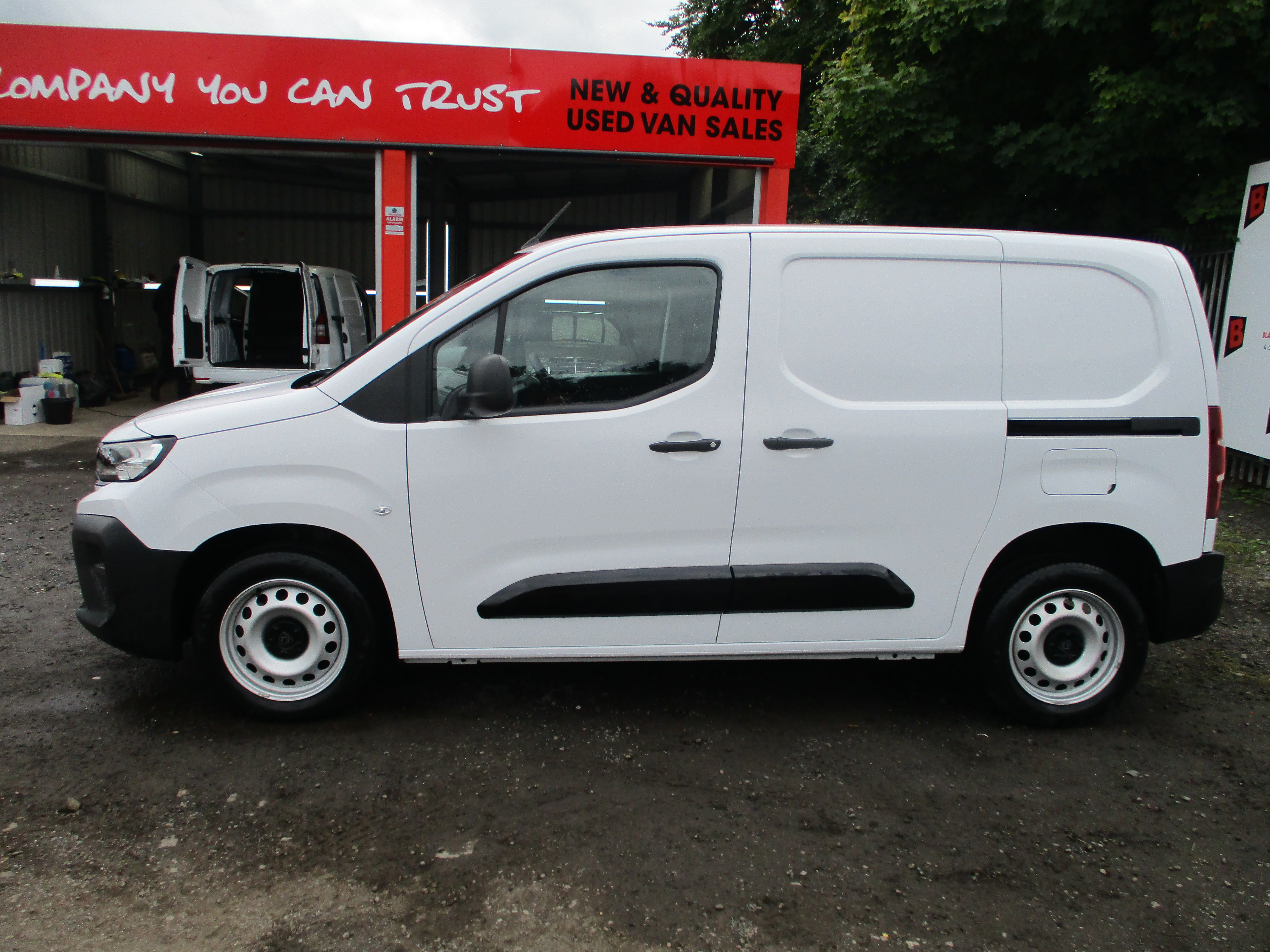 Peugeot Partner 1.5 BlueHDi 100PS Professional Van (COMES FULLY SERVICED)