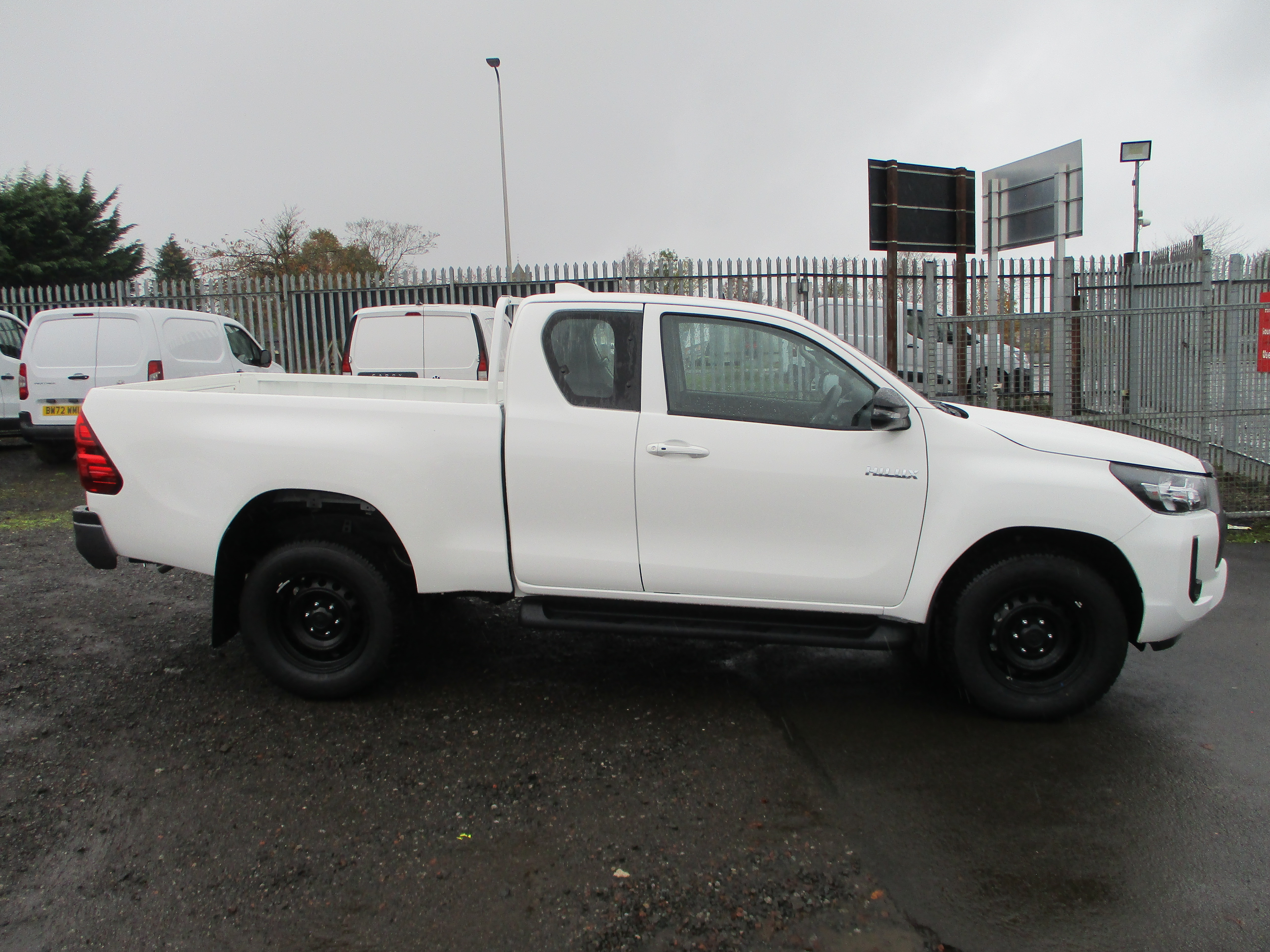 Toyota Hi Lux 2.8 Diesel Extra Cab with nice spec on request (10 YEAR TOYOTA WARRANTY)