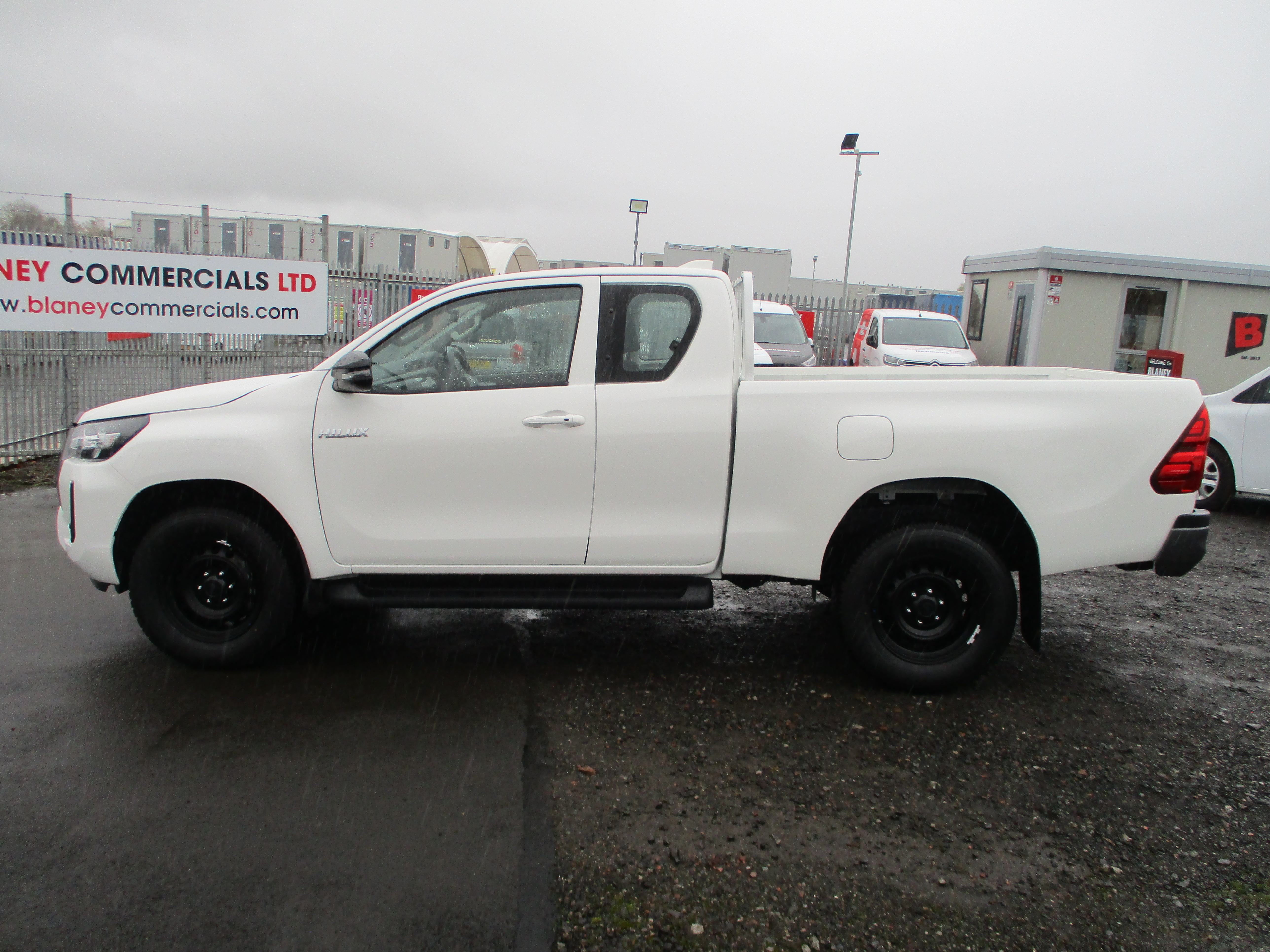 Toyota Hi Lux 2.8 Diesel Extra Cab with nice spec on request (10 YEAR TOYOTA WARRANTY)