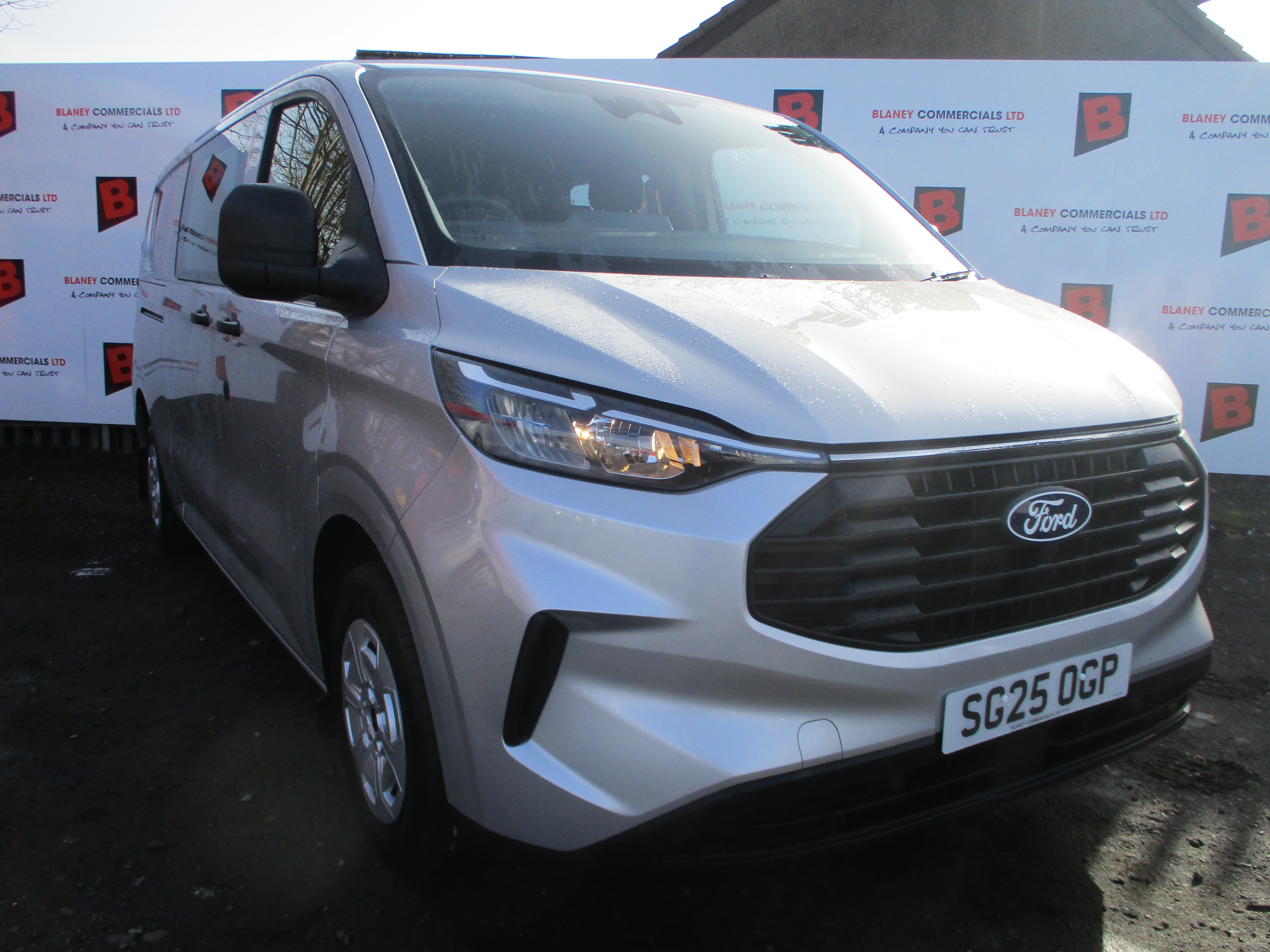 Ford Custom 320 2.0 EcoBlue 136PS L2 (LWB) DCIV TREND (6 SEATER CREWVAN)