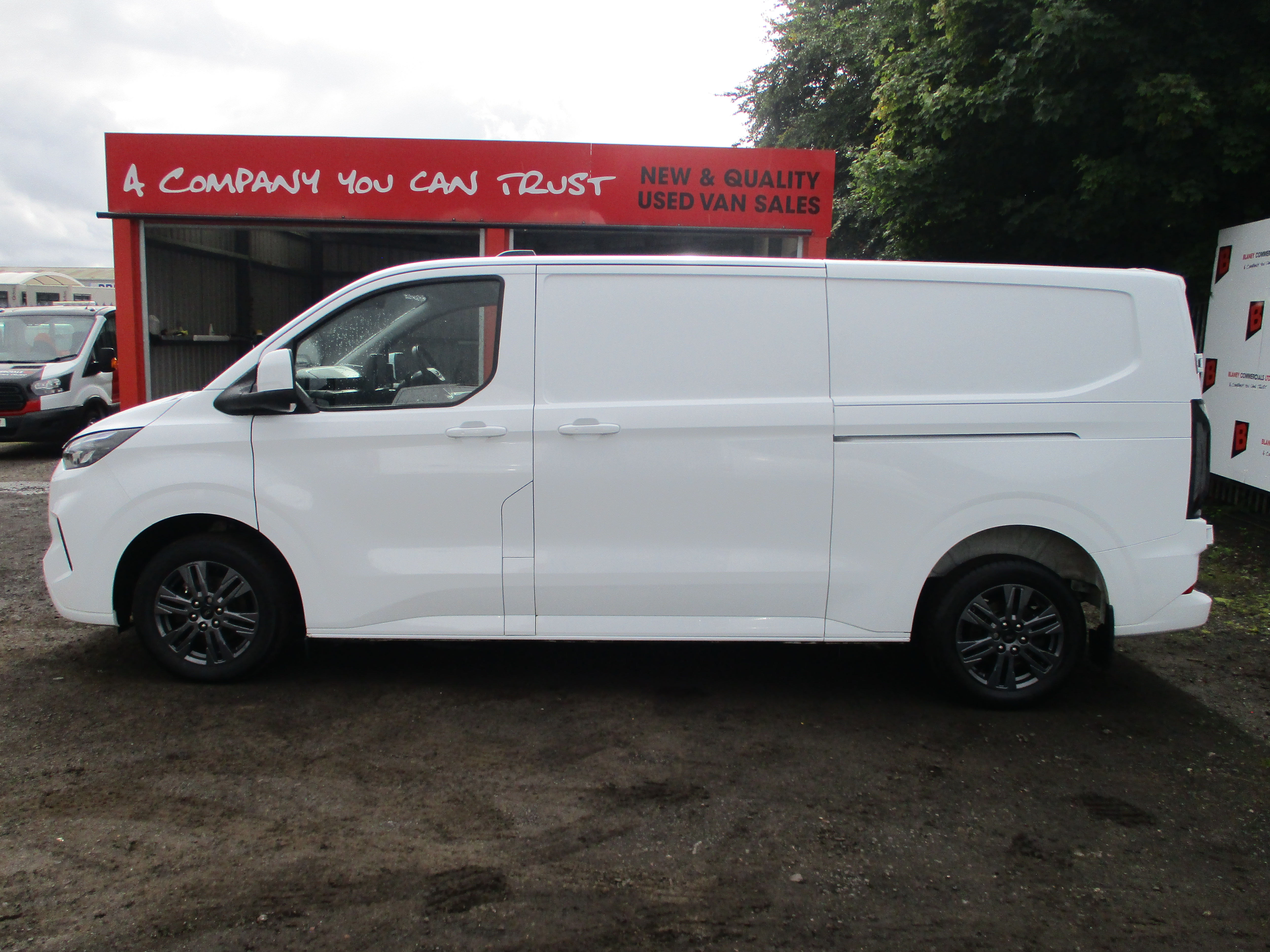 Ford Custom 300 2.0 EcoBlue 136PS L2 (LWB) Limited Van (COMES FULLY SERVICED AND FORD WARRANTY)