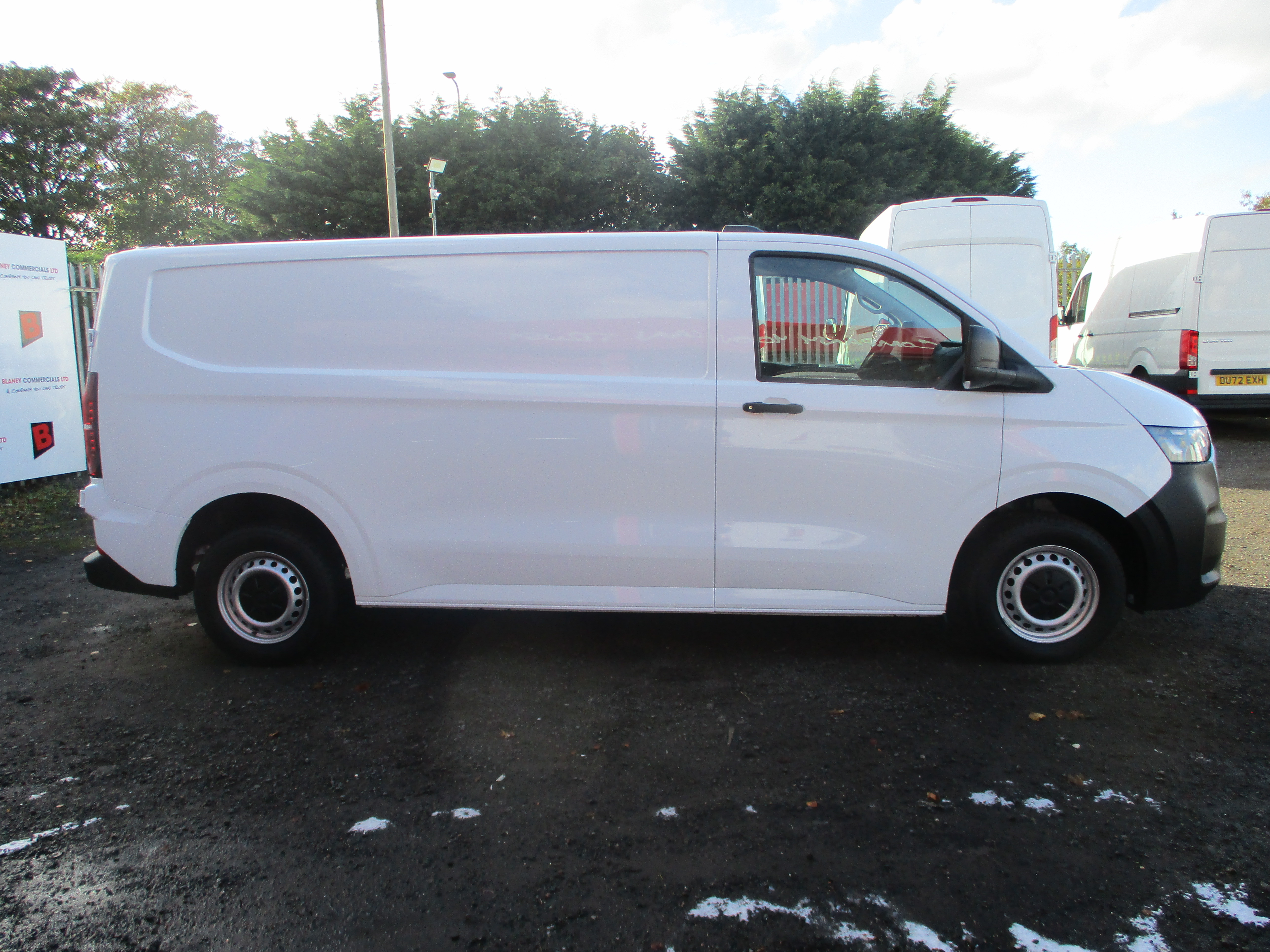Volkswagen Transporter 2.0 TDi 110PS T28 LWB Commerce (5+ Promise, 5 Year Warranty, 5 Services, 5 Years Roadside Assist and more....!!)