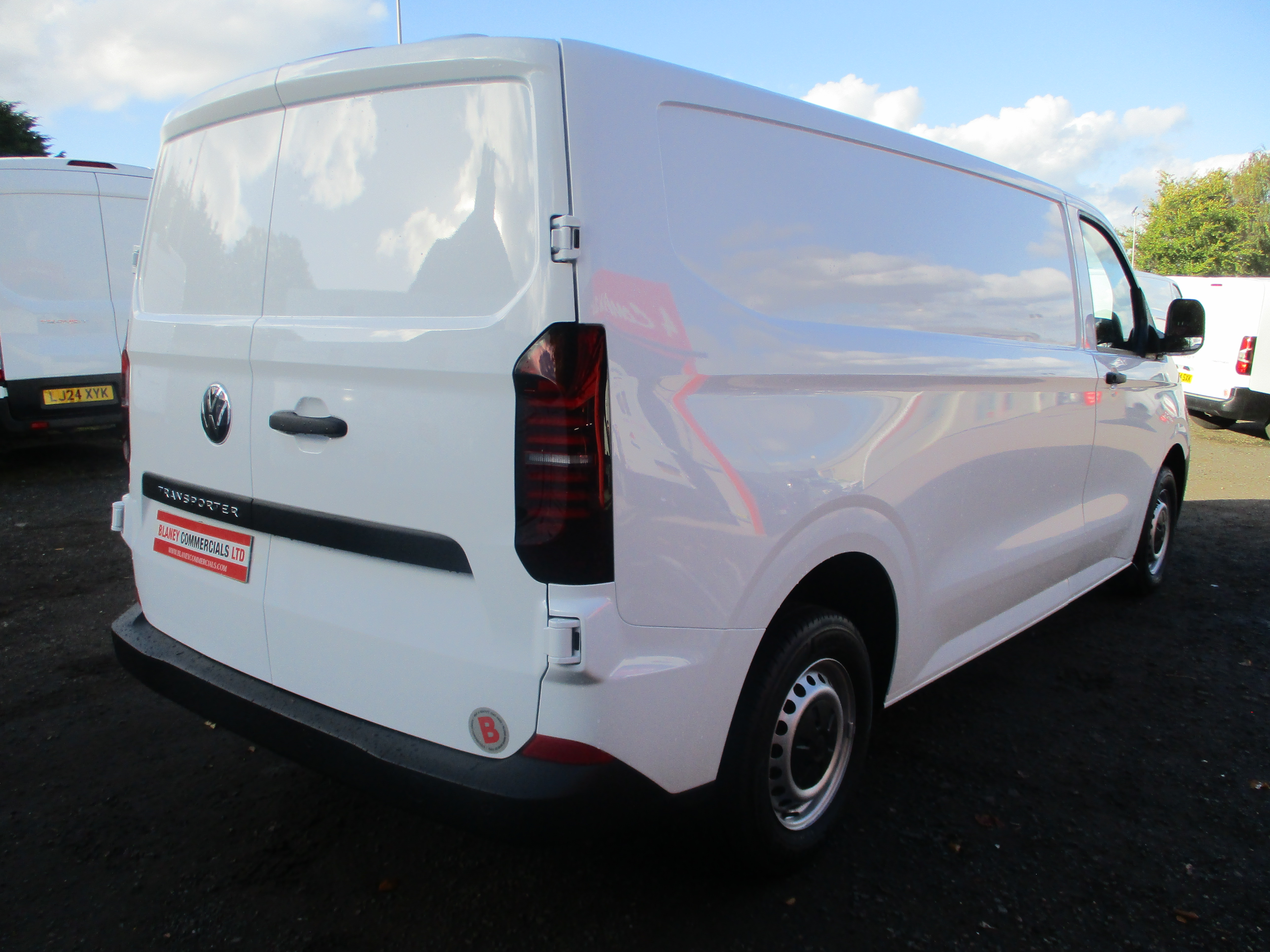 Volkswagen Transporter 2.0 TDi 110PS T28 LWB Commerce (5+ Promise, 5 Year Warranty, 5 Services, 5 Years Roadside Assist and more....!!)