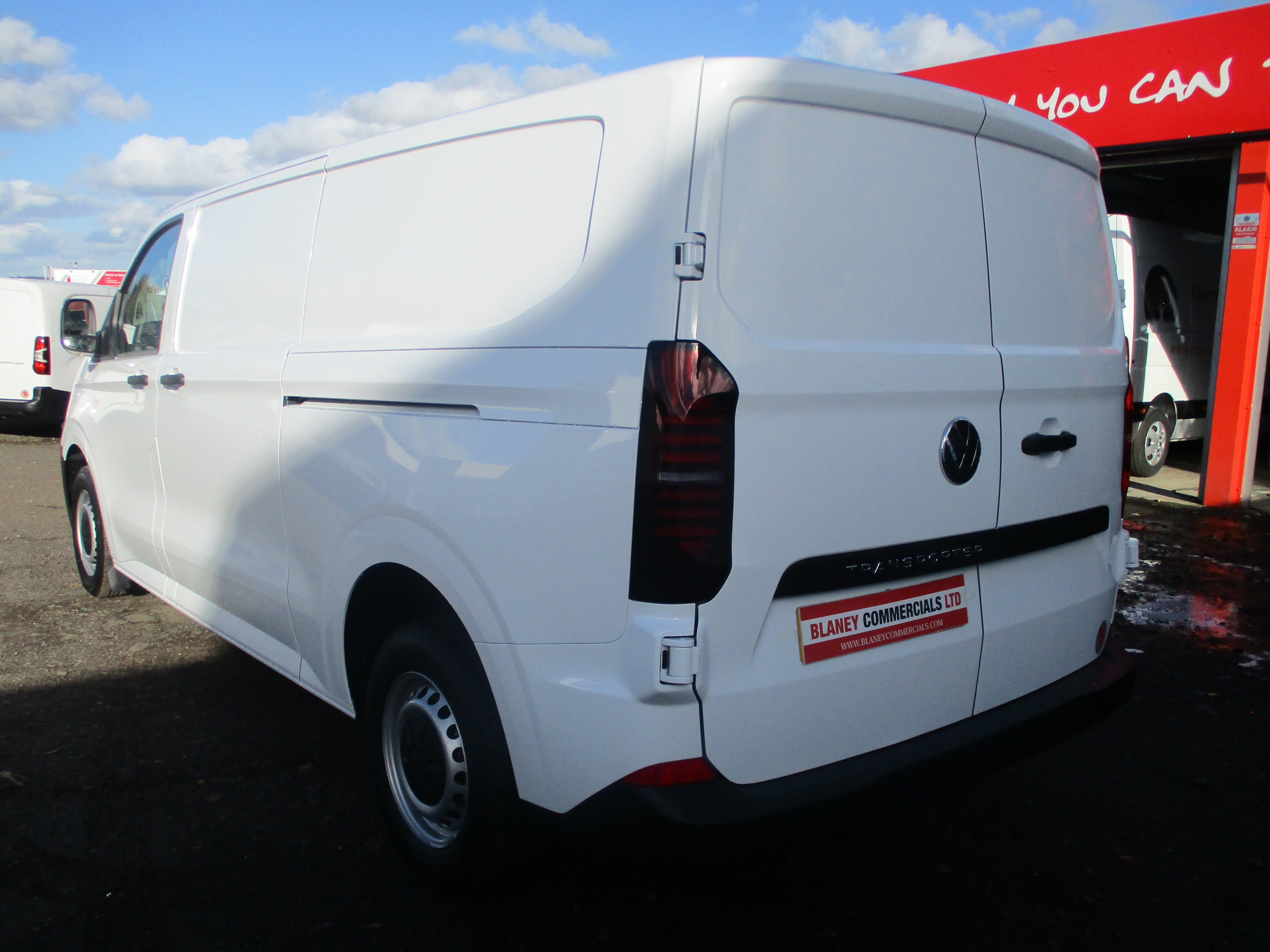 Volkswagen Transporter 2.0 TDi 110PS T28 LWB Commerce (5+ Promise, 5 Year Warranty, 5 Services, 5 Years Roadside Assist and more....!!)