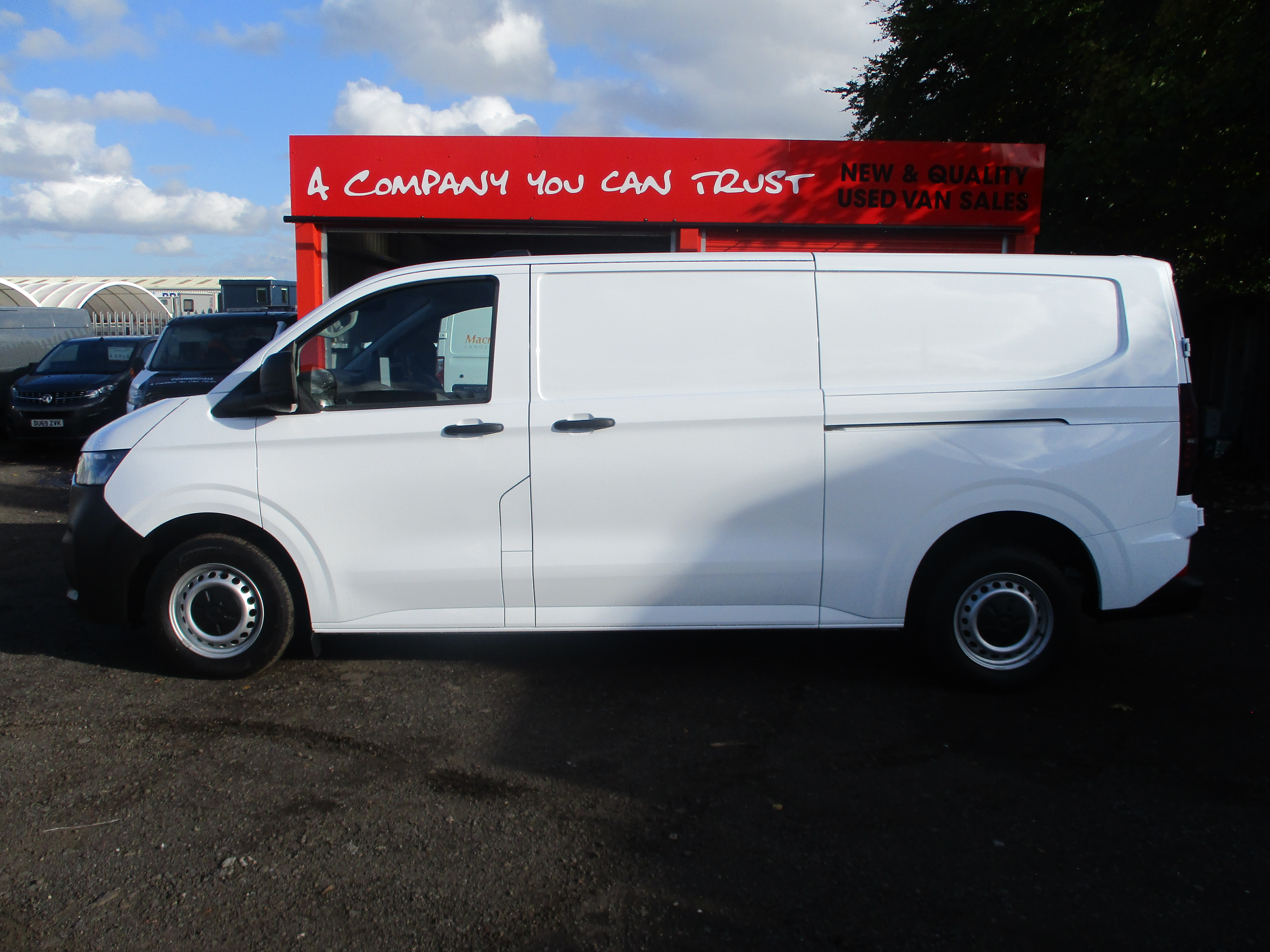 Volkswagen Transporter 2.0 TDi 110PS T28 LWB Commerce (5+ Promise, 5 Year Warranty, 5 Services, 5 Years Roadside Assist and more....!!)