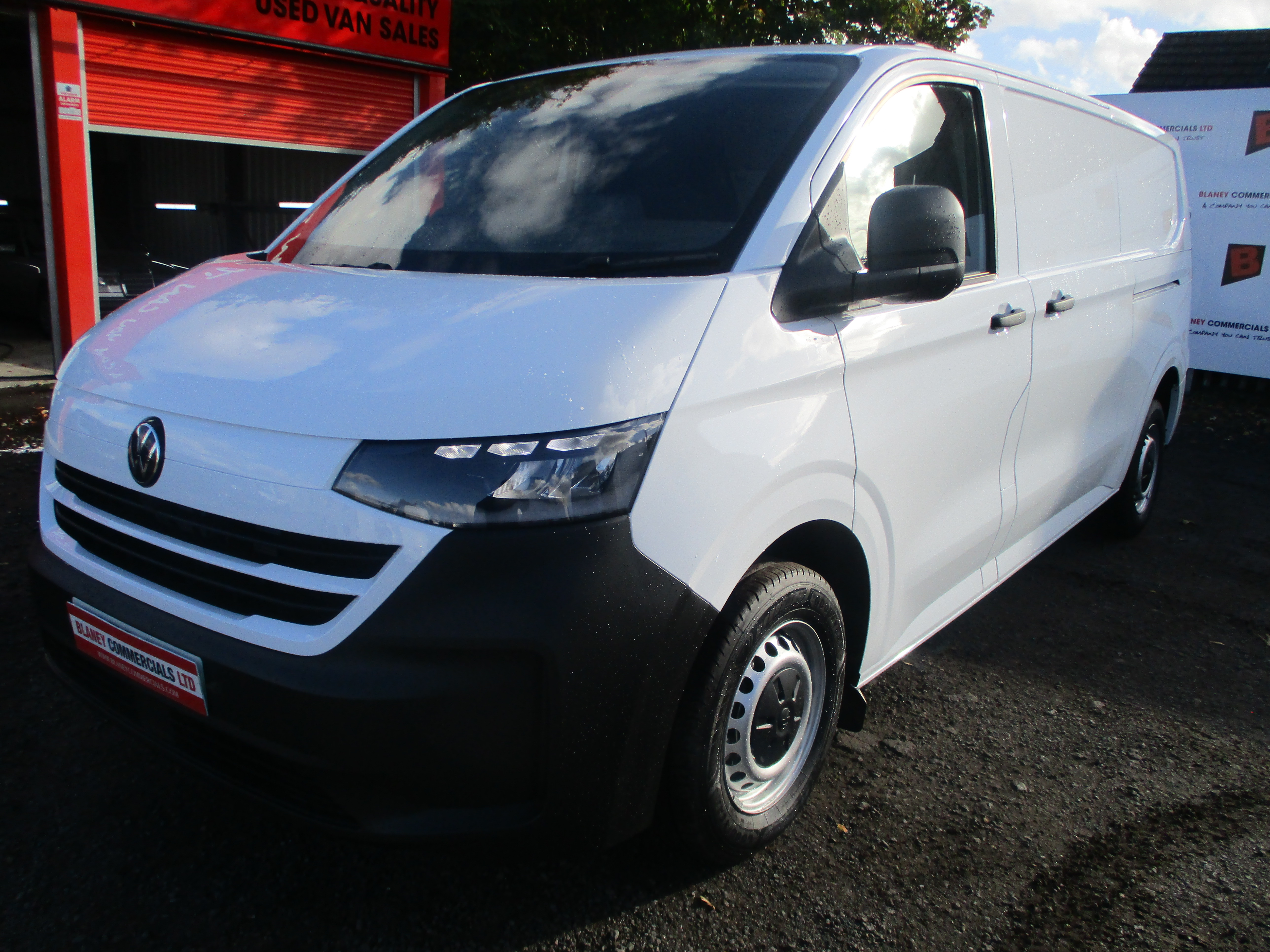 Volkswagen Transporter 2.0 TDi 110PS T28 LWB Commerce (5+ Promise, 5 Year Warranty, 5 Services, 5 Years Roadside Assist and more....!!)