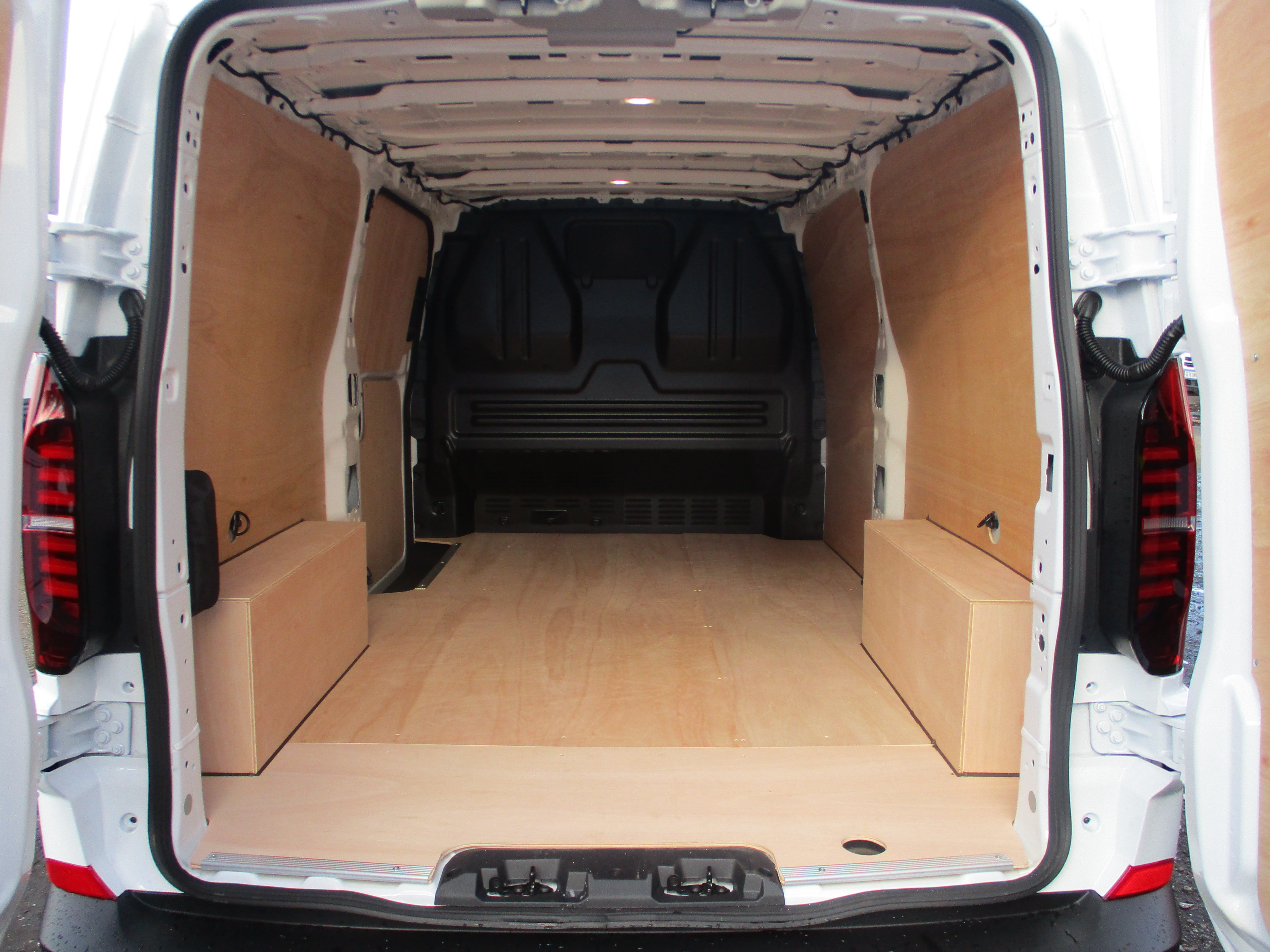 Volkswagen Transporter 2.0 TDi 110PS T28 LWB Commerce (5+ Promise, 5 Year Warranty, 5 Services, 5 Years Roadside Assist and more....!!)