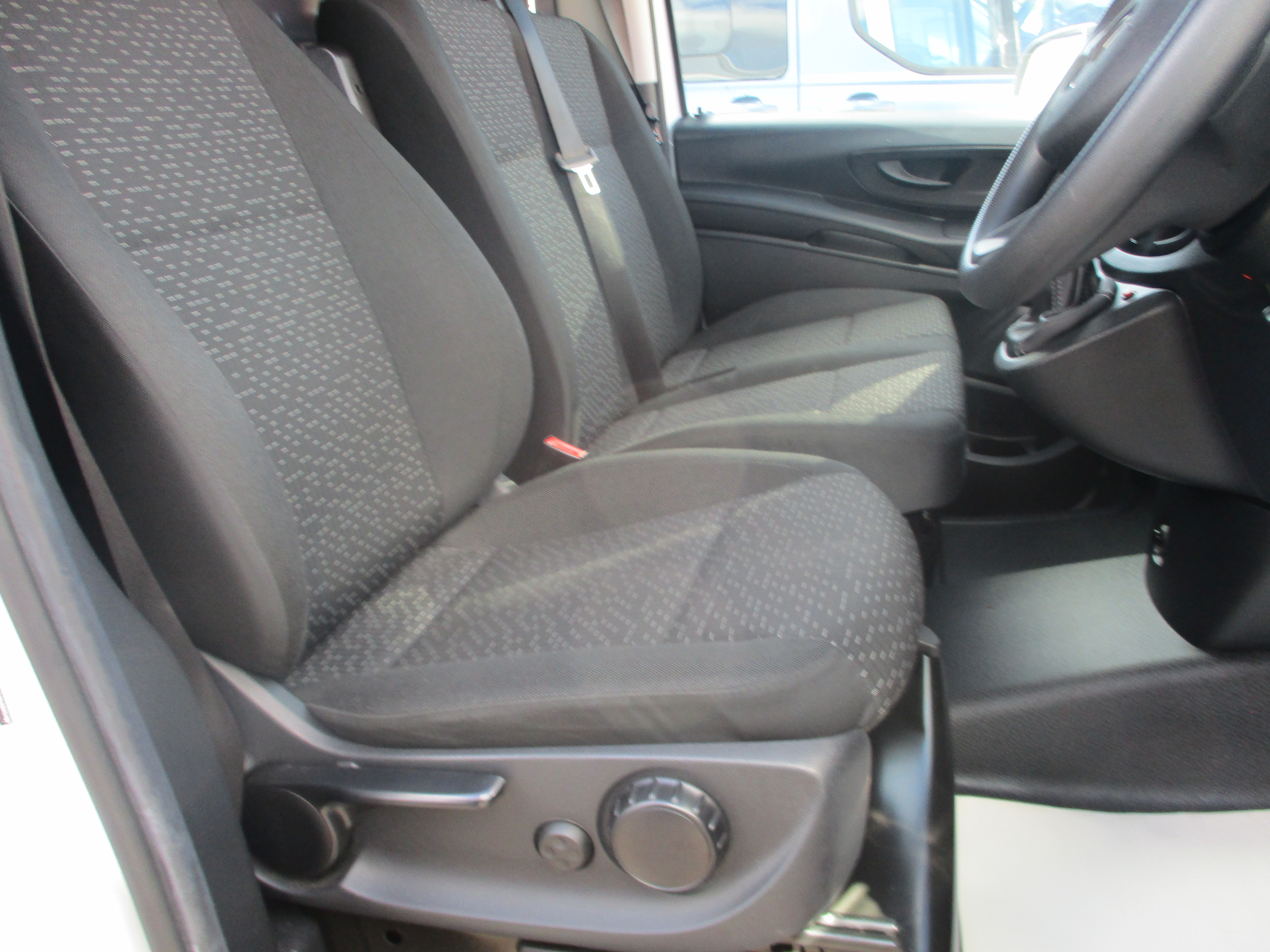Mercedes Benz Vito L2 FWD 114 CDi 1.8 Diesel 140PS Progressive Panel Van ( REDUCED !! )