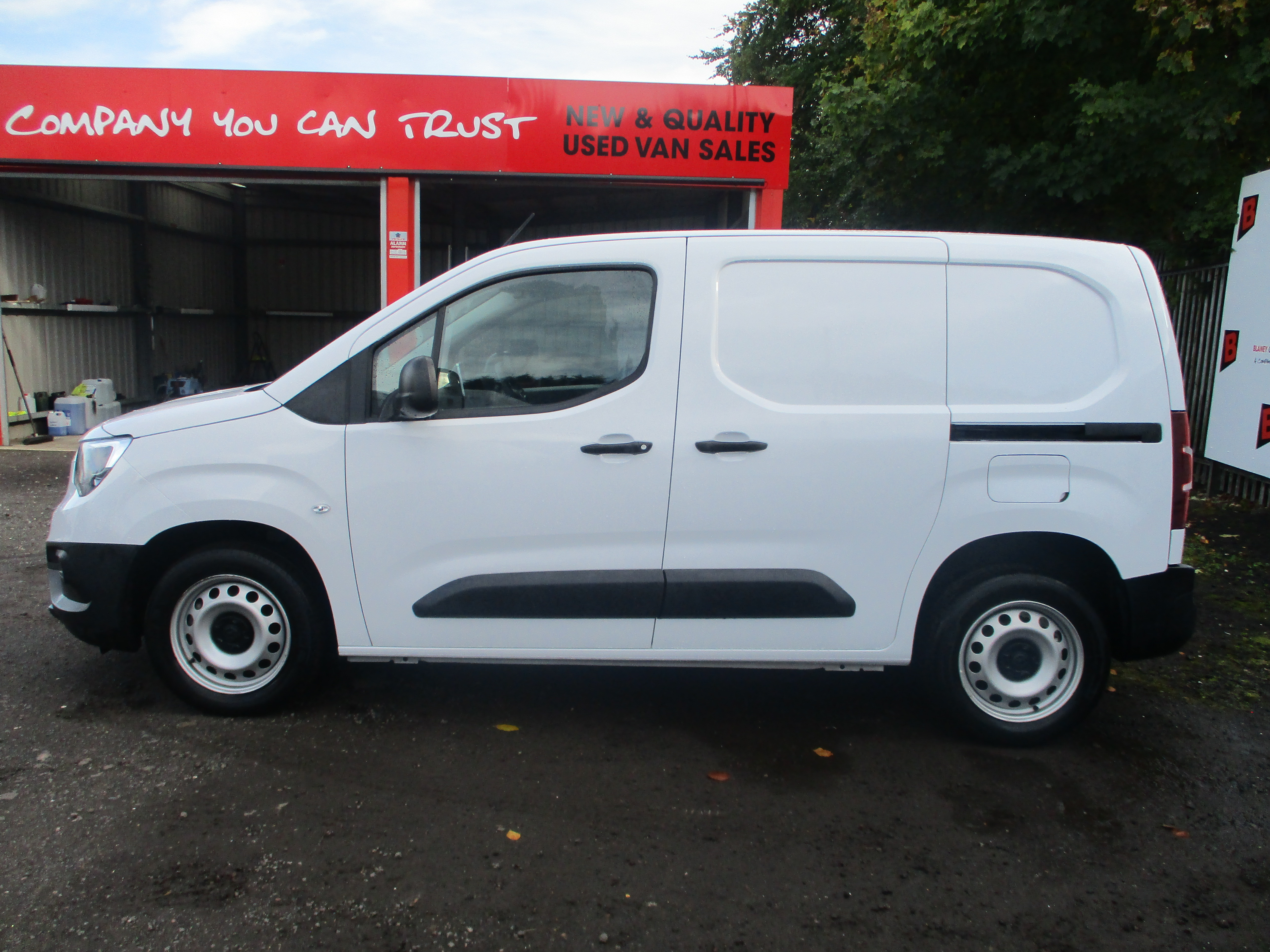 Vauxhall Combo Cargo 1.5TD 100PS 2300 Prime Van with AIR CON (Covered only 18,000 Miles from New)